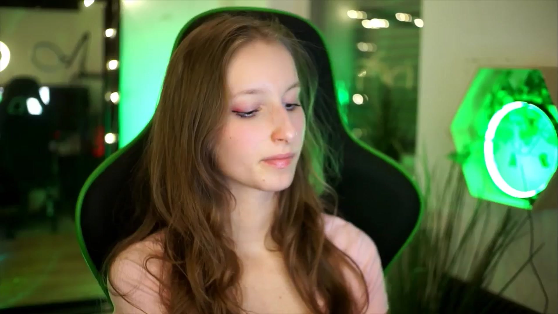 Gallery image thumbnail from Kira9's myfreecams stream on, 11/23/2025, 19:51 image 14 of 20