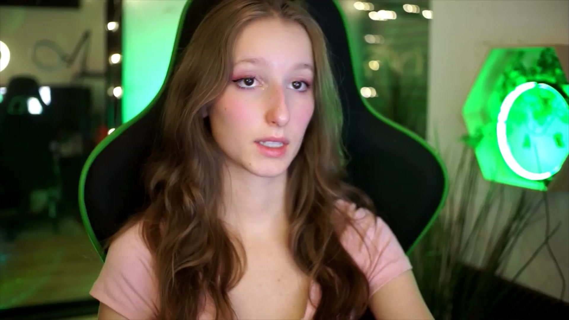 Gallery image thumbnail from Kira9's myfreecams stream on, 11/23/2025, 19:51 image 18 of 20