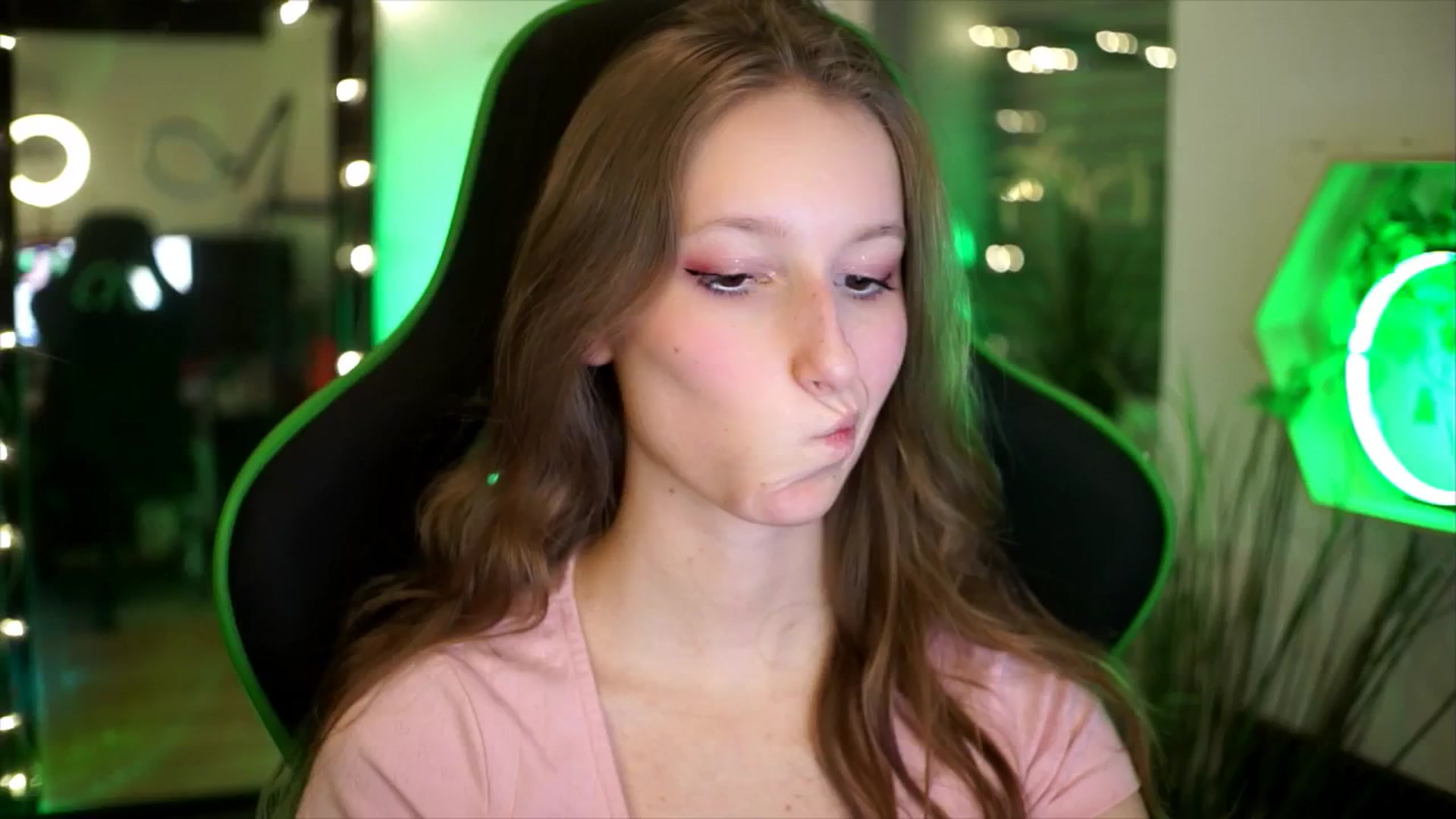 Gallery image thumbnail from Kira9's myfreecams stream on, 11/23/2025, 20:19 image 7 of 20