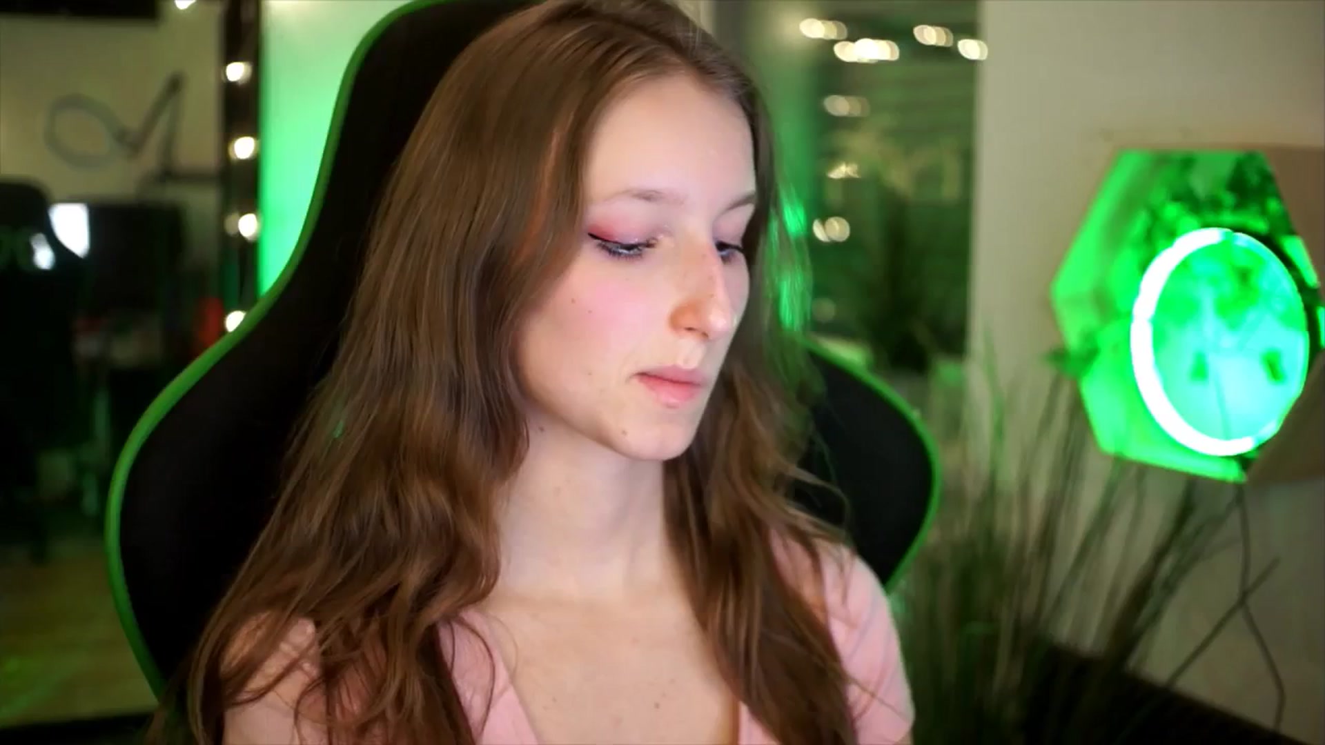 Gallery image thumbnail from Kira9's myfreecams stream on, 11/23/2025, 20:19 image 18 of 20