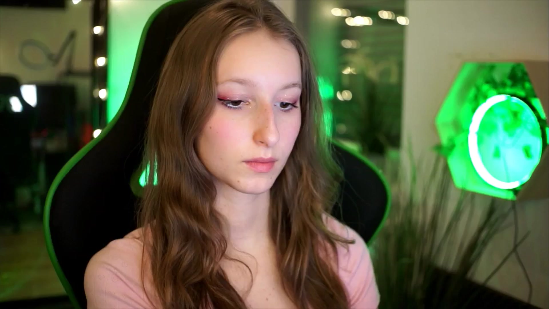 Gallery image thumbnail from Kira9's myfreecams stream on, 11/23/2025, 20:19 image 19 of 20