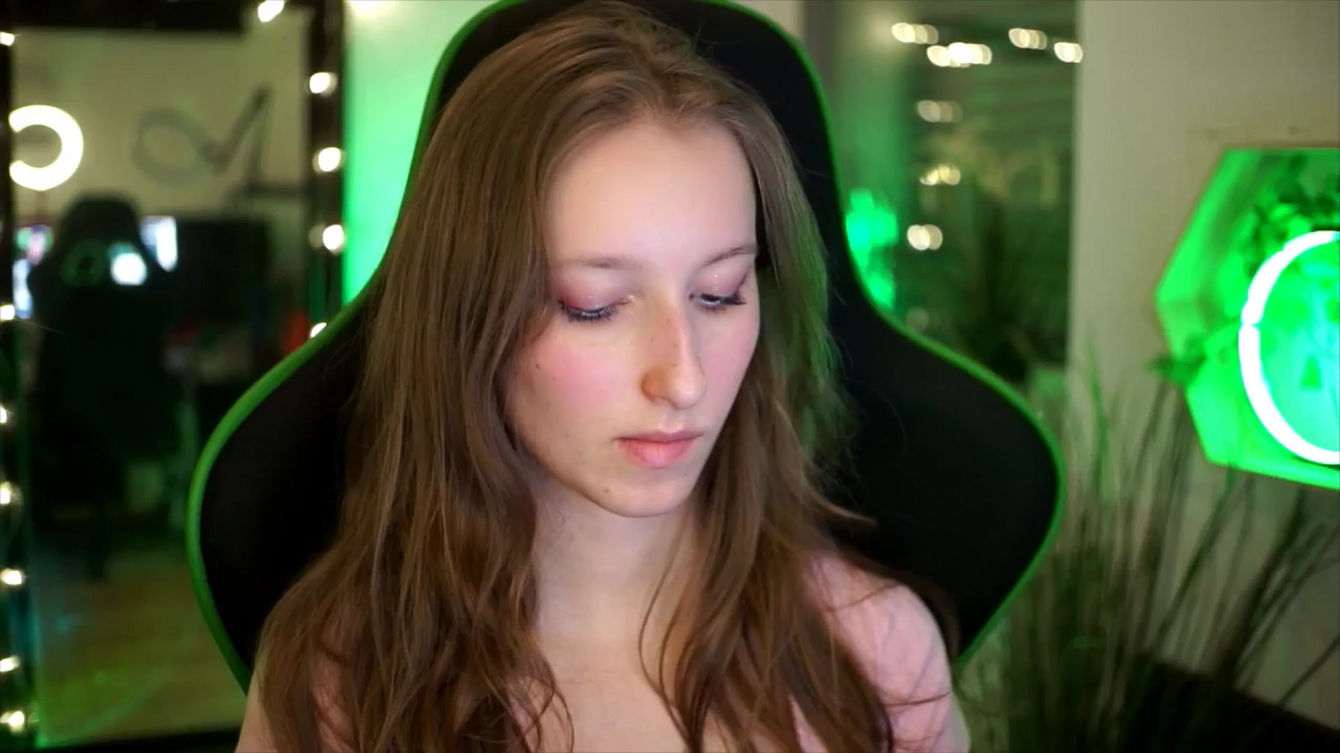 Gallery image thumbnail from Kira9's myfreecams stream on, 11/23/2025, 20:19 image 6 of 20
