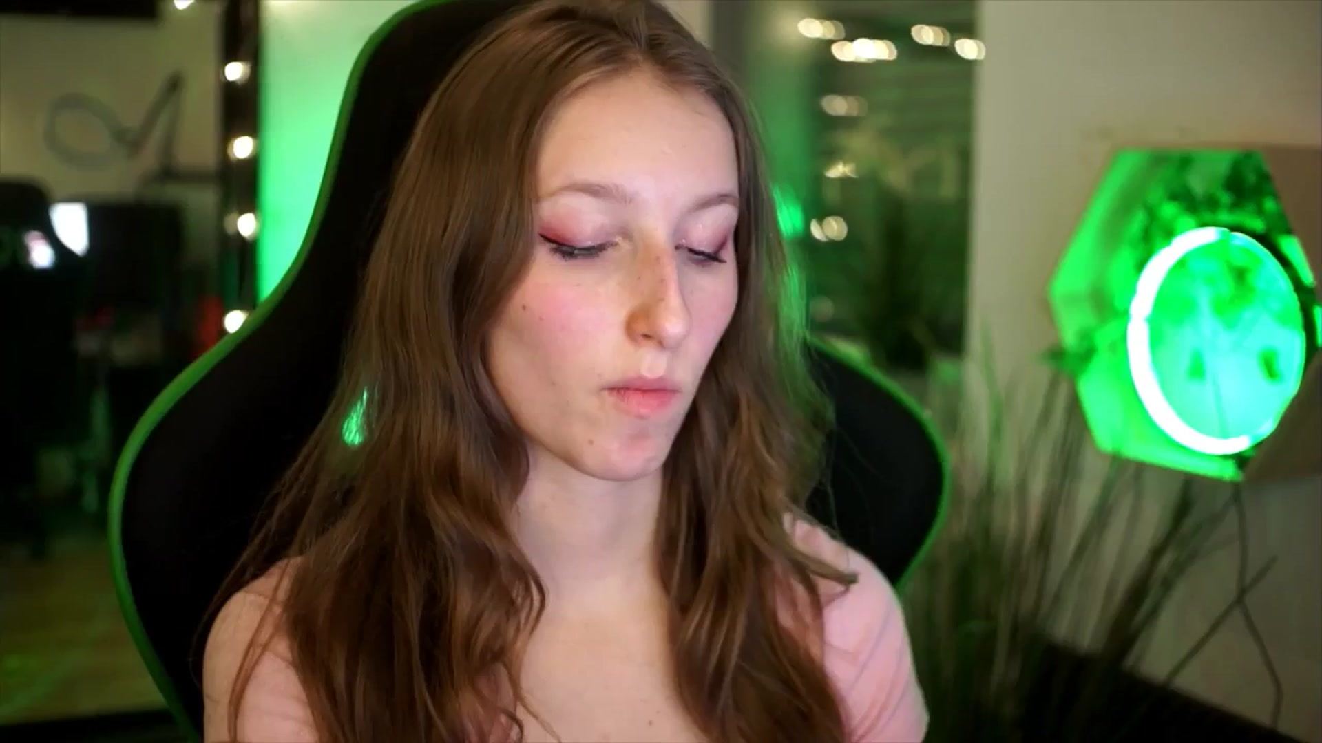 Gallery image thumbnail from Kira9's myfreecams stream on, 11/23/2025, 20:19 image 20 of 20