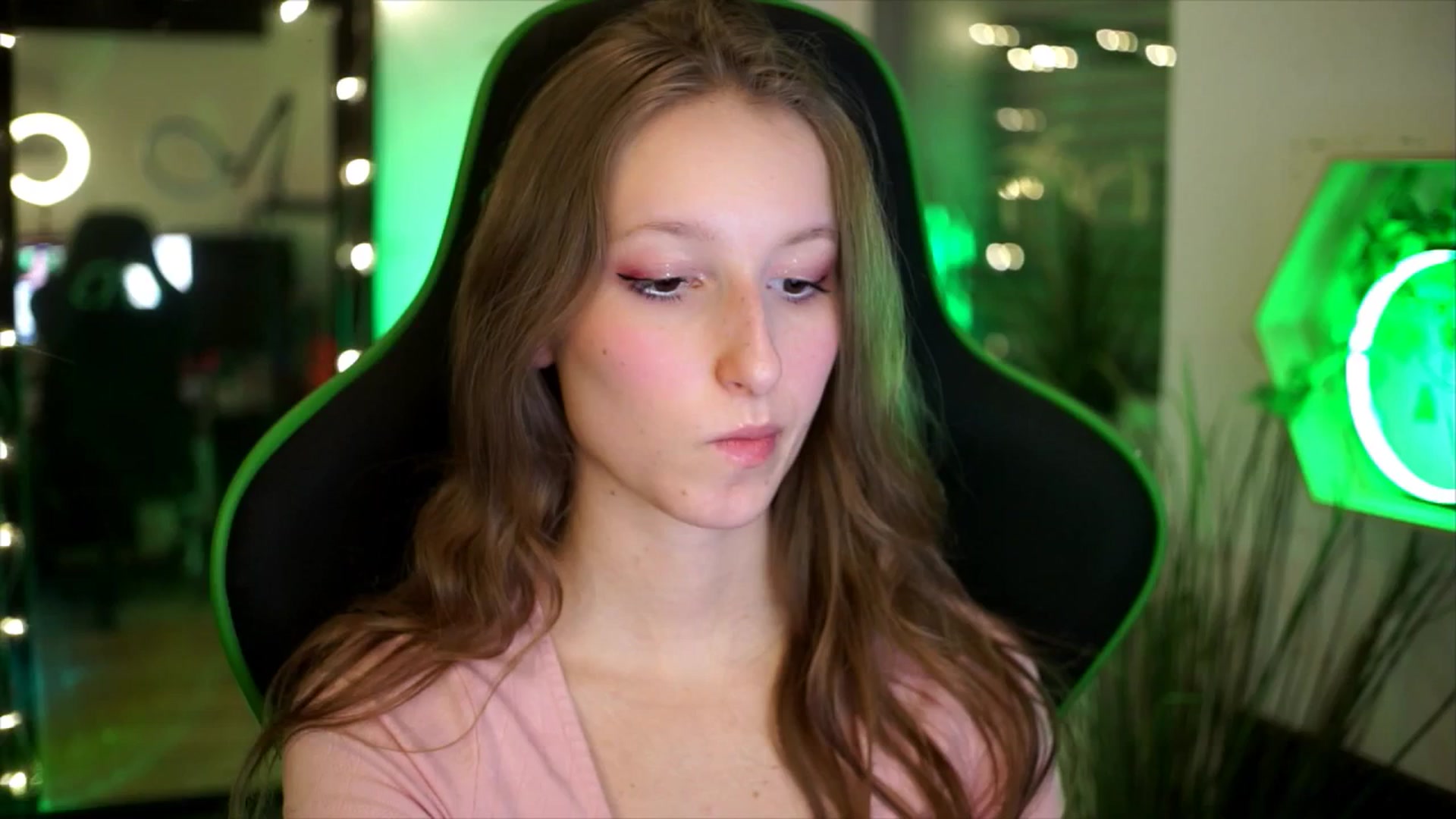 Gallery image thumbnail from Kira9's myfreecams stream on, 11/23/2025, 20:19 image 9 of 20