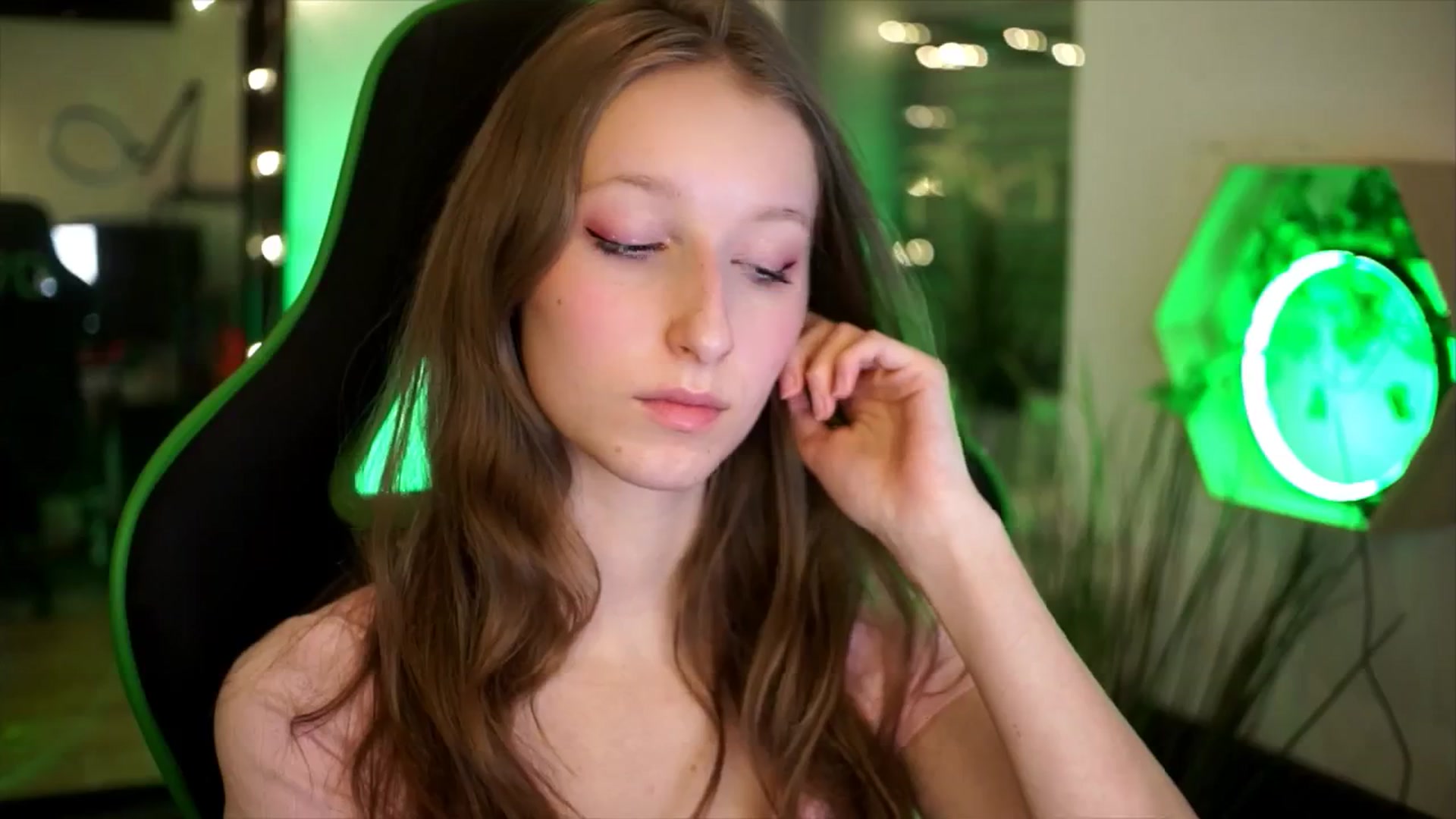 Gallery image thumbnail from Kira9's myfreecams stream on, 11/23/2025, 20:19 image 16 of 20