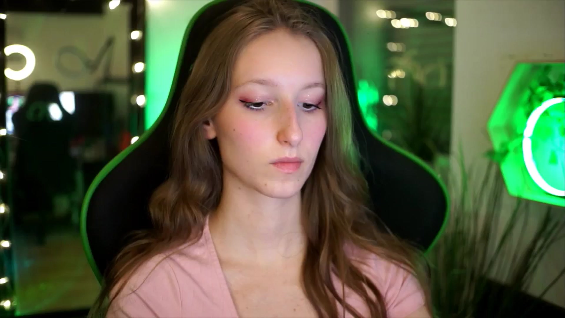 Gallery image thumbnail from Kira9's myfreecams stream on, 11/23/2025, 20:19 image 8 of 20