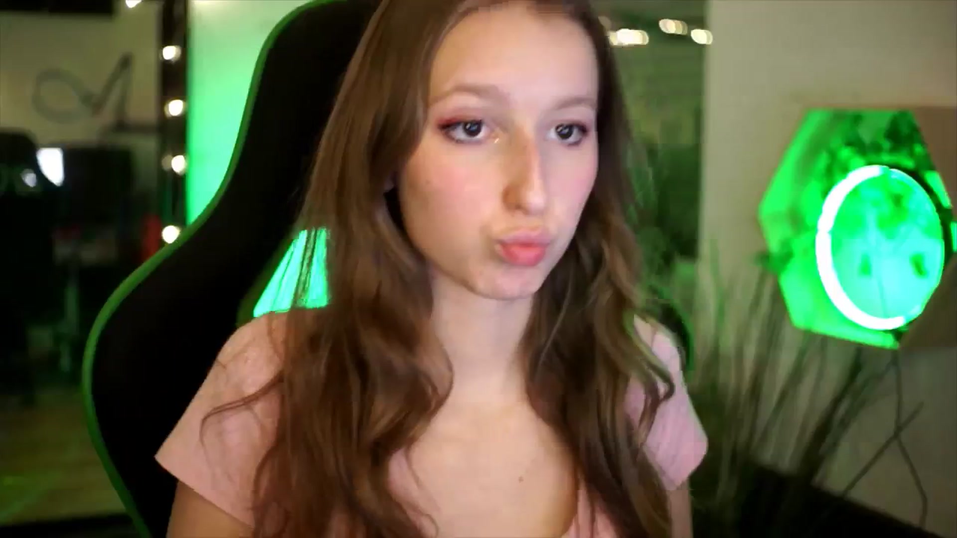 Gallery image thumbnail from Kira9's myfreecams stream on, 11/23/2025, 20:19 image 15 of 20