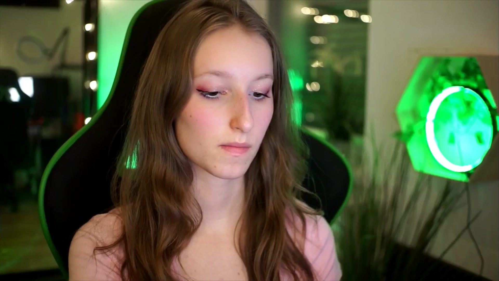 Gallery image thumbnail from Kira9's myfreecams stream on, 11/23/2025, 20:19 image 17 of 20