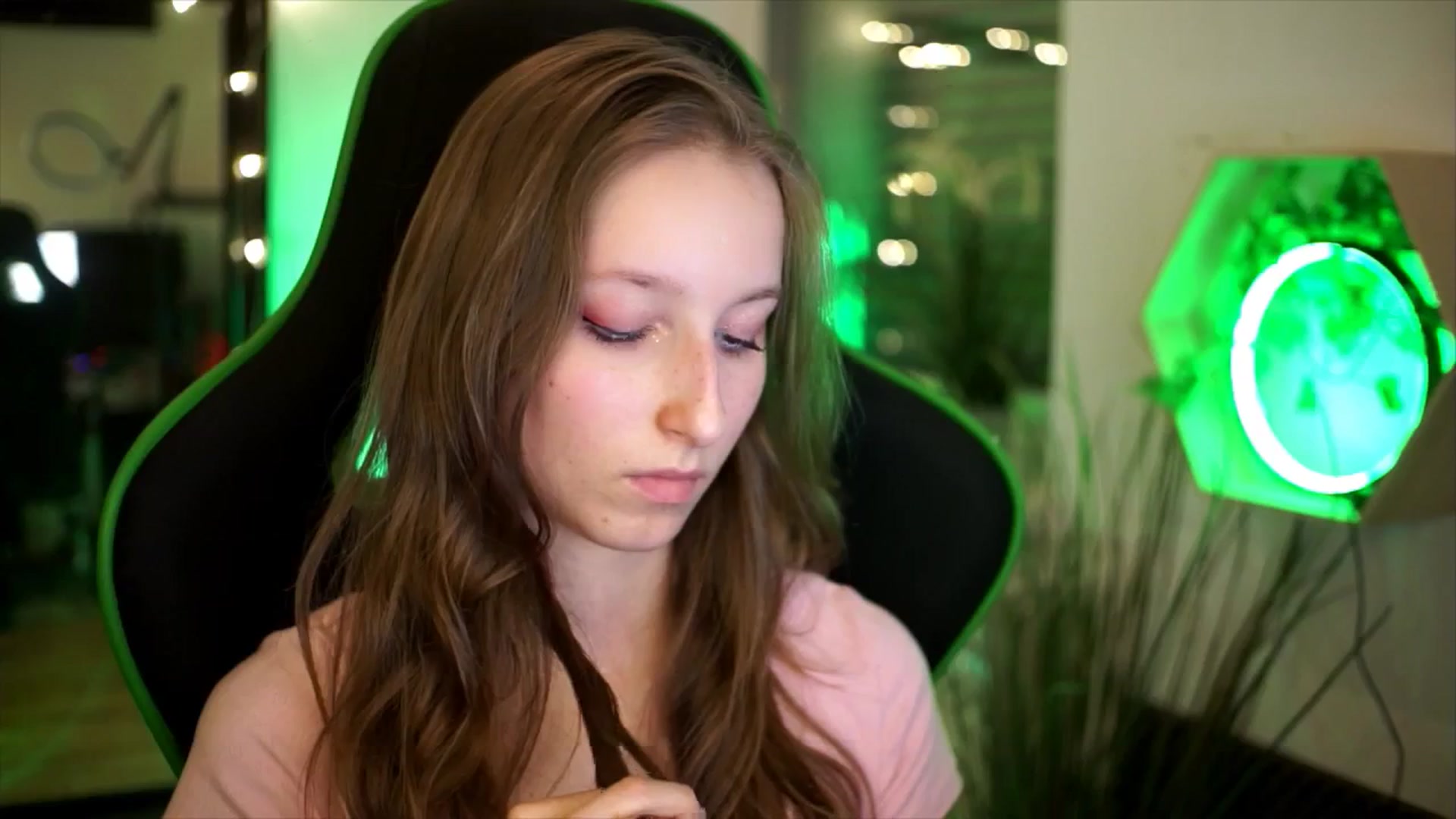 Gallery image thumbnail from Kira9's myfreecams stream on, 11/23/2025, 21:27 image 12 of 20
