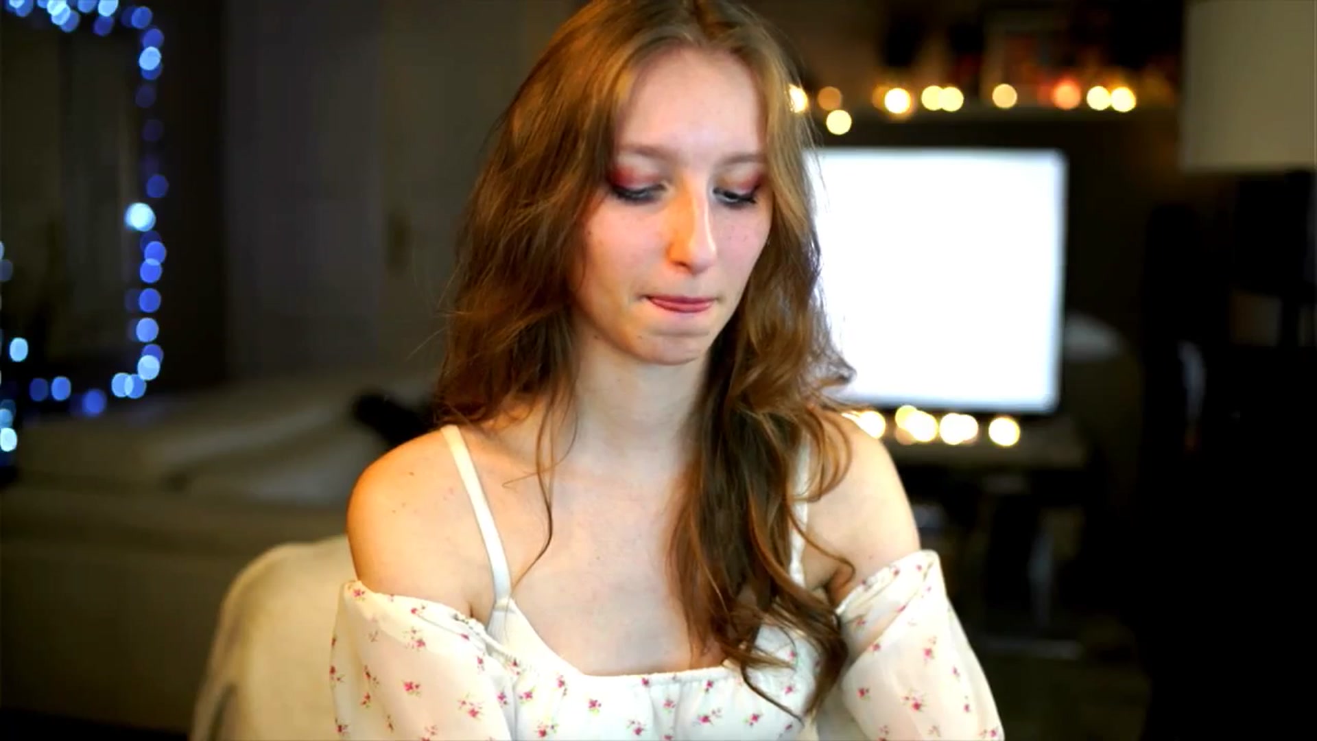 Gallery image thumbnail from Kira9's myfreecams stream on, 12/05/2025, 18:53 image 16 of 20