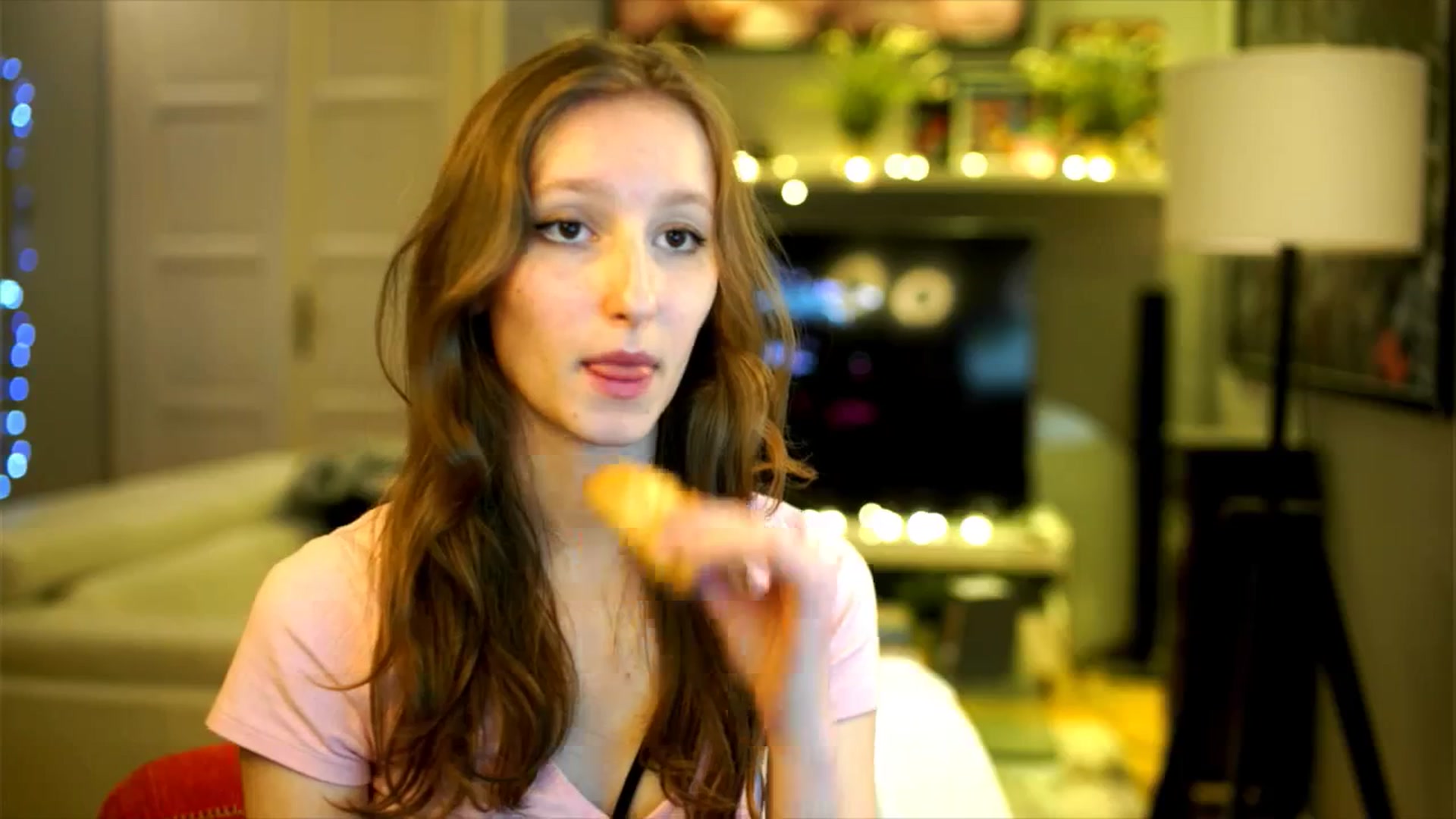 Gallery image thumbnail from Kira9's myfreecams stream on, 12/07/2025, 20:21 image 5 of 20