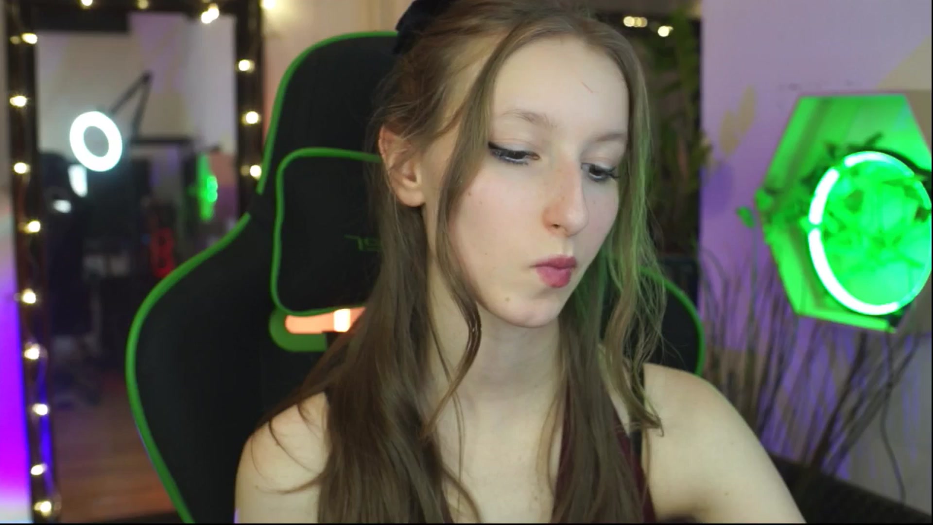 Gallery image thumbnail from Kira9's myfreecams stream on, 12/13/2025, 22:23 image 6 of 20