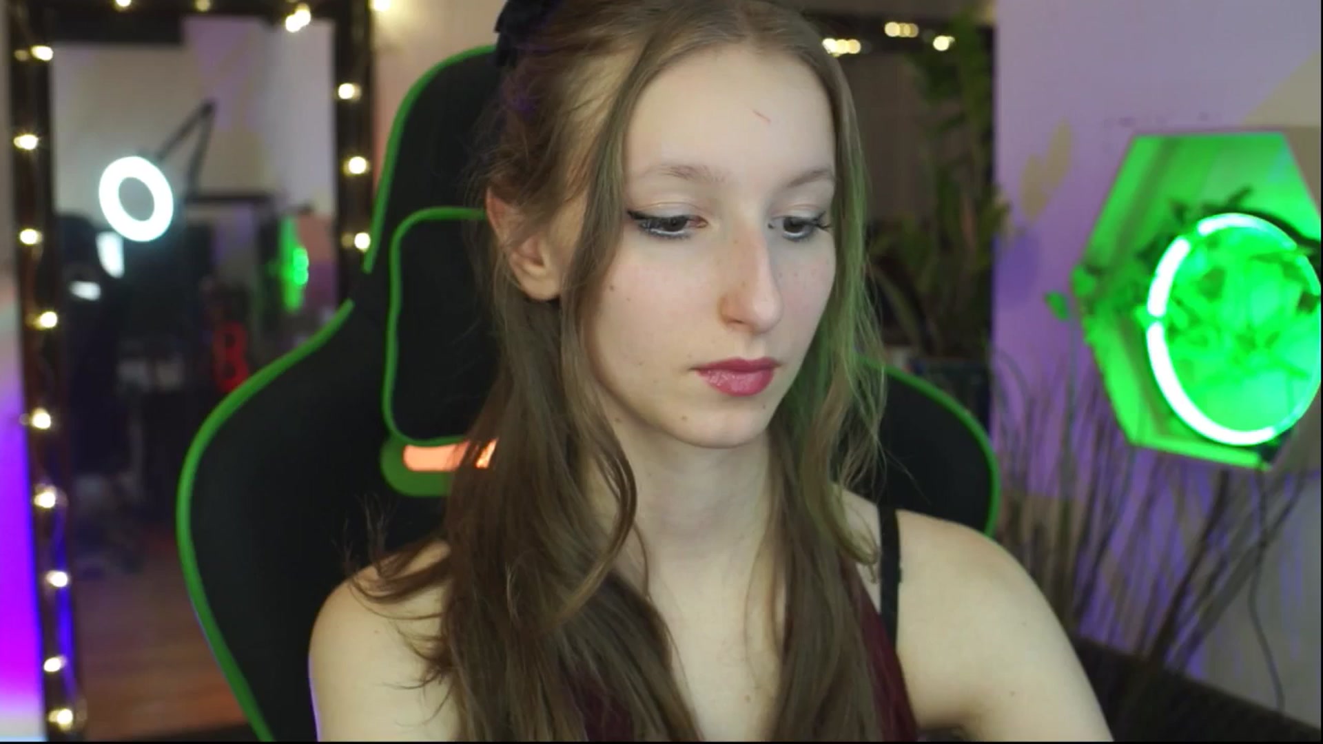 Gallery image thumbnail from Kira9's myfreecams stream on, 12/13/2025, 22:23 image 5 of 20