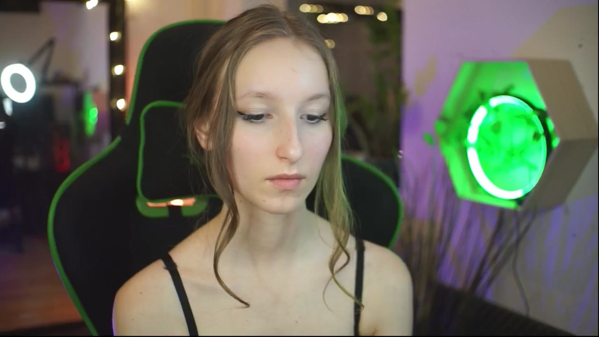 Gallery image thumbnail from Kira9's myfreecams stream on, 12/14/2025, 21:31 image 15 of 20