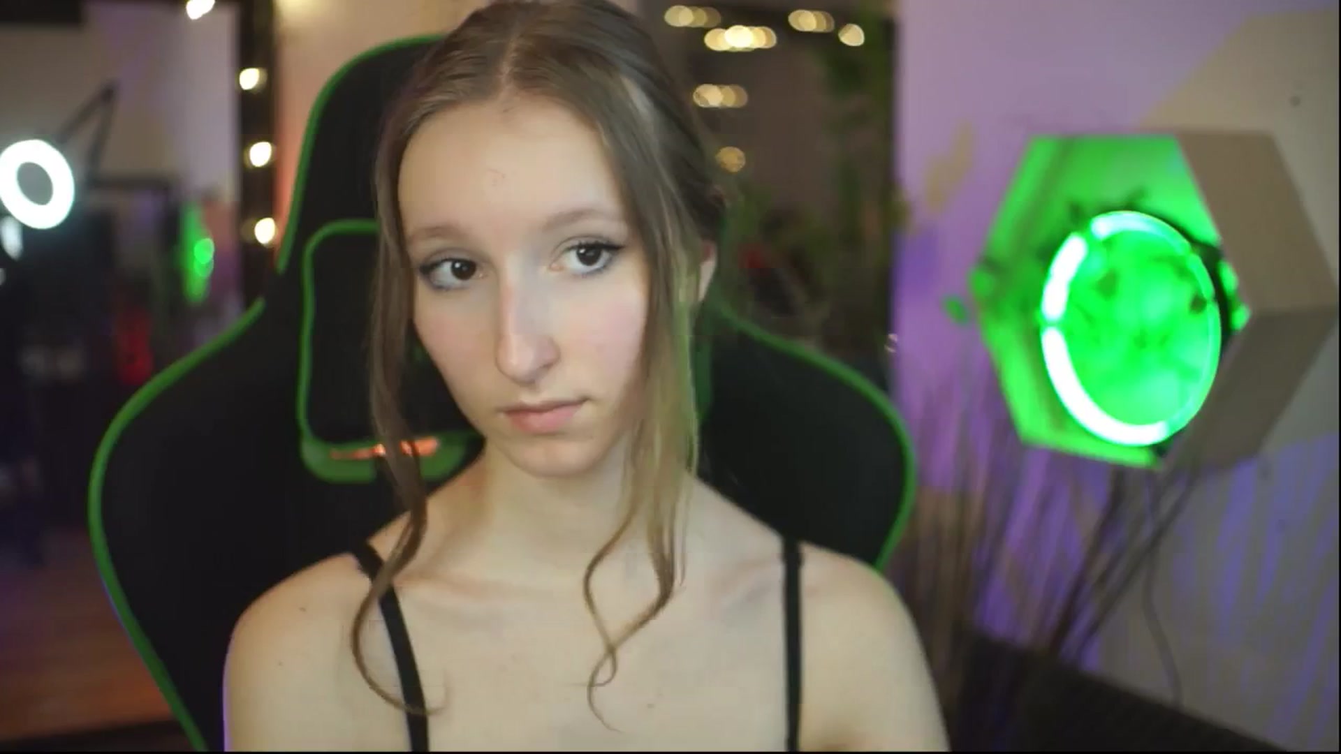 Gallery image thumbnail from Kira9's myfreecams stream on, 12/14/2025, 21:31 image 13 of 20