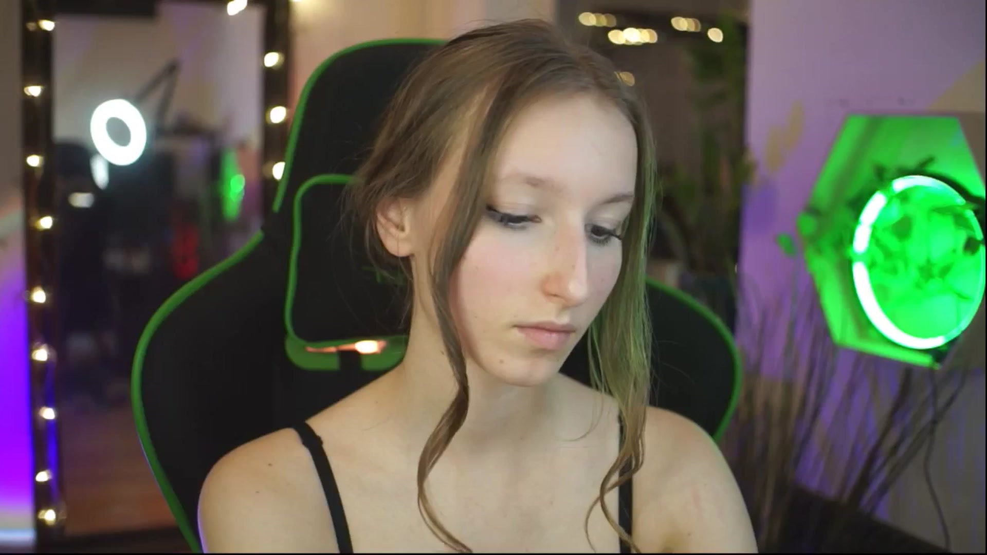 Gallery image thumbnail from Kira9's myfreecams stream on, 12/14/2025, 21:31 image 20 of 20