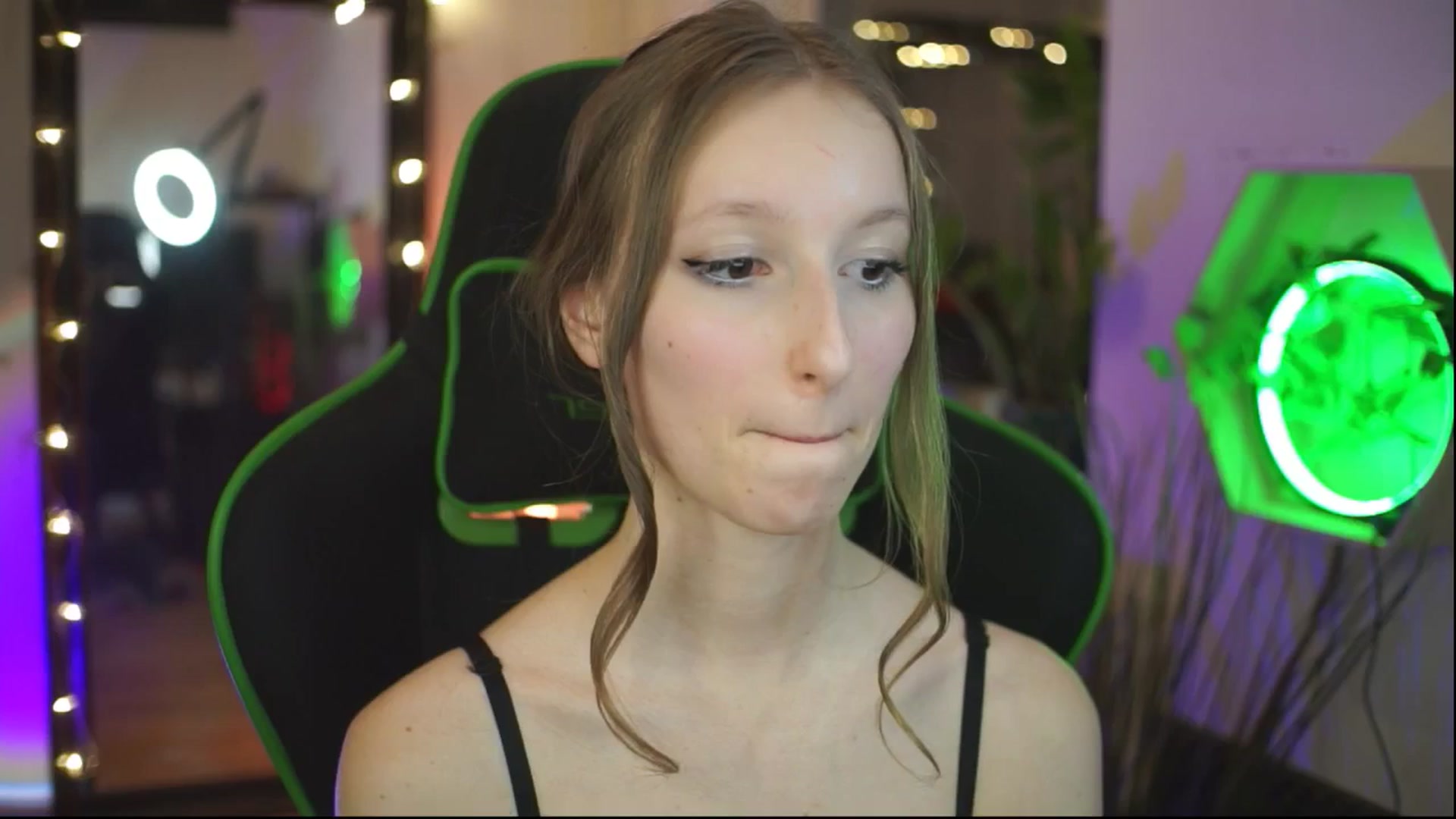 Gallery image thumbnail from Kira9's myfreecams stream on, 12/14/2025, 21:31 image 19 of 20