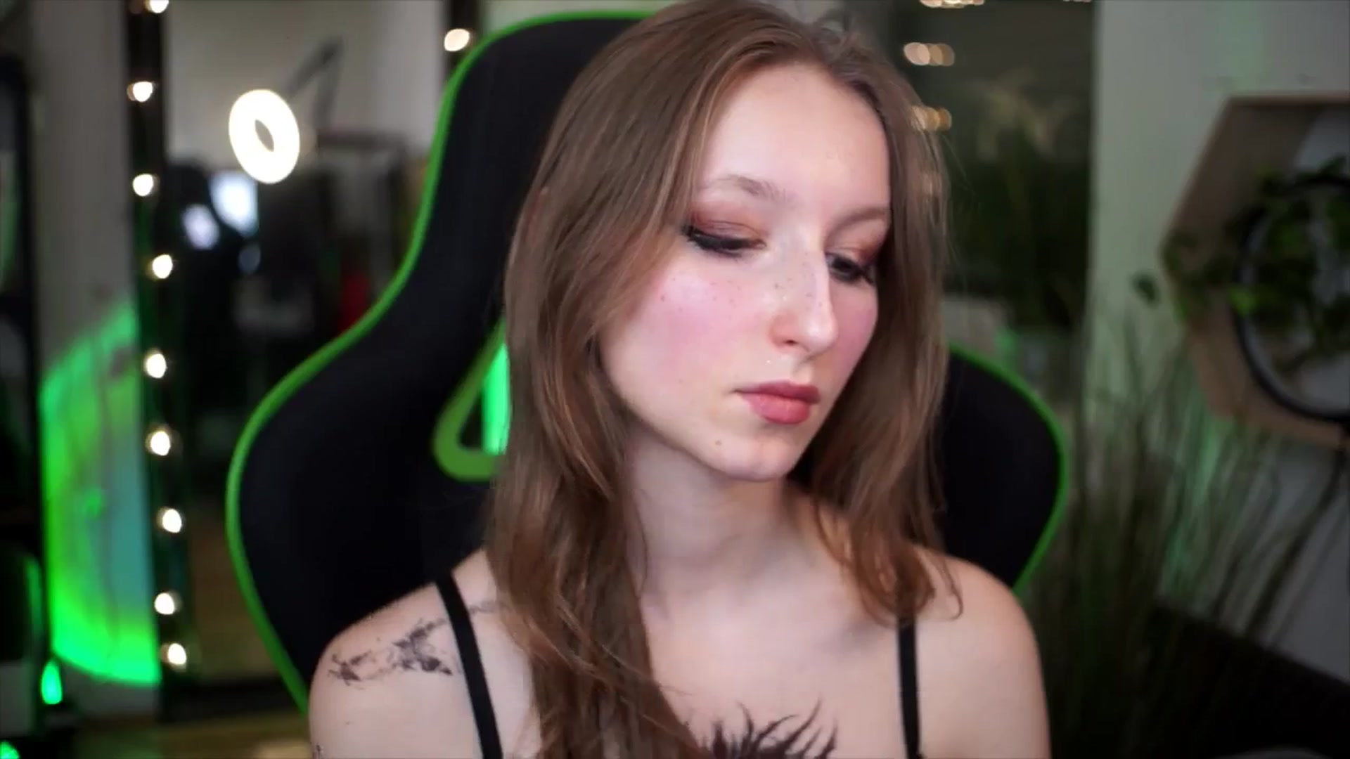 Gallery image thumbnail from Kira9's myfreecams stream on, 01/01/2026, 18:15 image 16 of 20