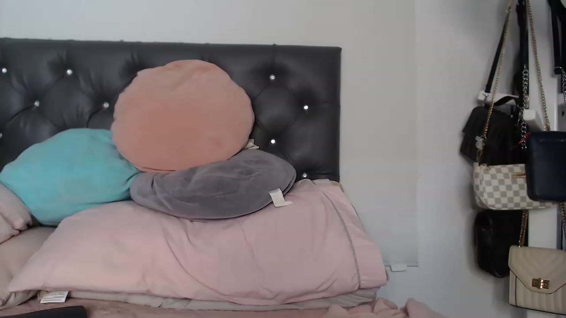 Gallery image thumbnail from KiraAmane's myfreecams stream on, 11/14/2022, 17:22 image 13 of 20