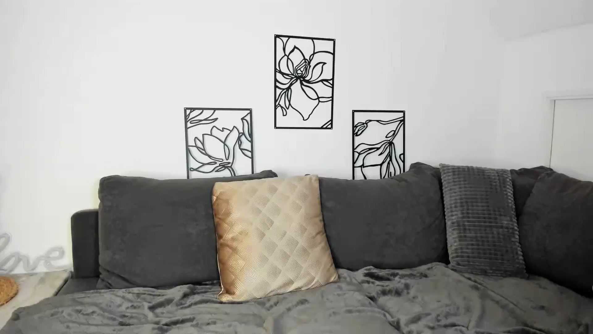Gallery image thumbnail from KiraKiray's myfreecams stream on, 10/16/2024, 12:17 image 14 of 20