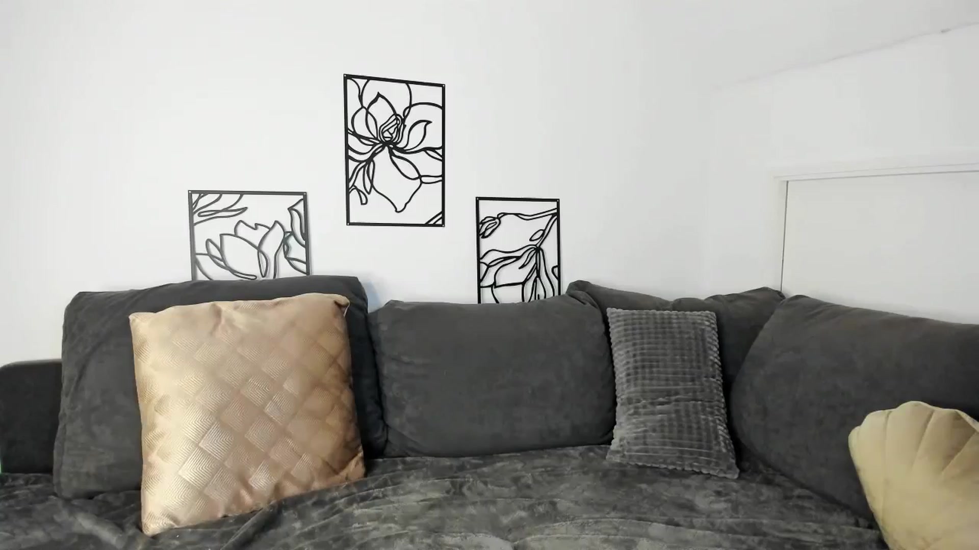 Gallery image thumbnail from KiraKiray's myfreecams stream on, 10/19/2024, 10:01 image 19 of 20