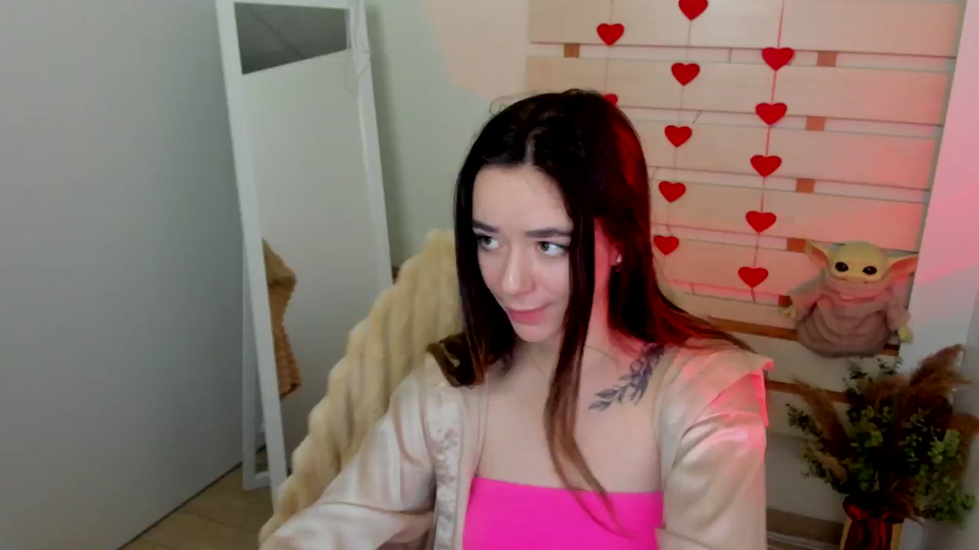 Gallery image thumbnail from KiraLove's myfreecams stream on, 04/04/2025, 09:30 image 14 of 20