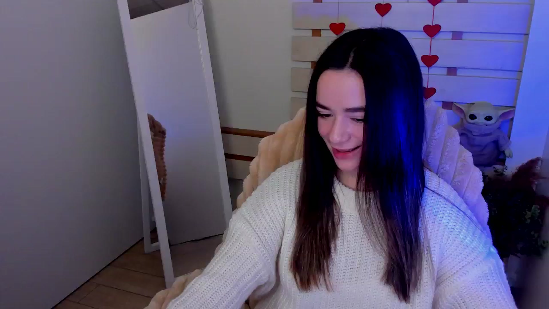 Gallery image thumbnail from KiraLove's myfreecams stream on, 04/06/2025, 13:22 image 16 of 20