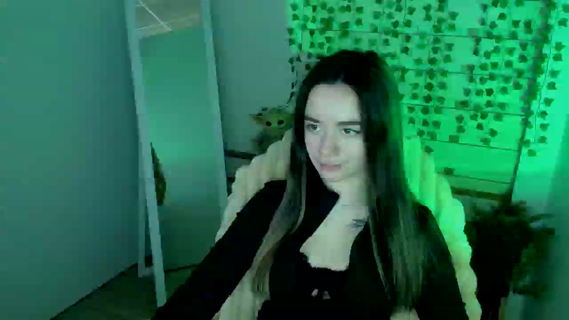 Gallery image thumbnail from KiraLove's myfreecams stream on, 04/12/2025, 10:11 image 12 of 20