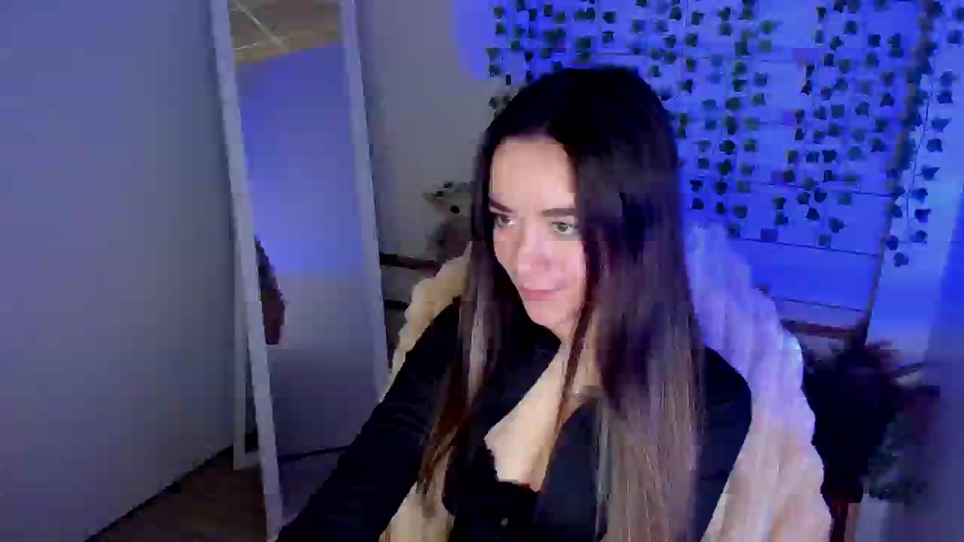 Gallery image thumbnail from KiraLove's myfreecams stream on, 04/12/2025, 10:11 image 11 of 20
