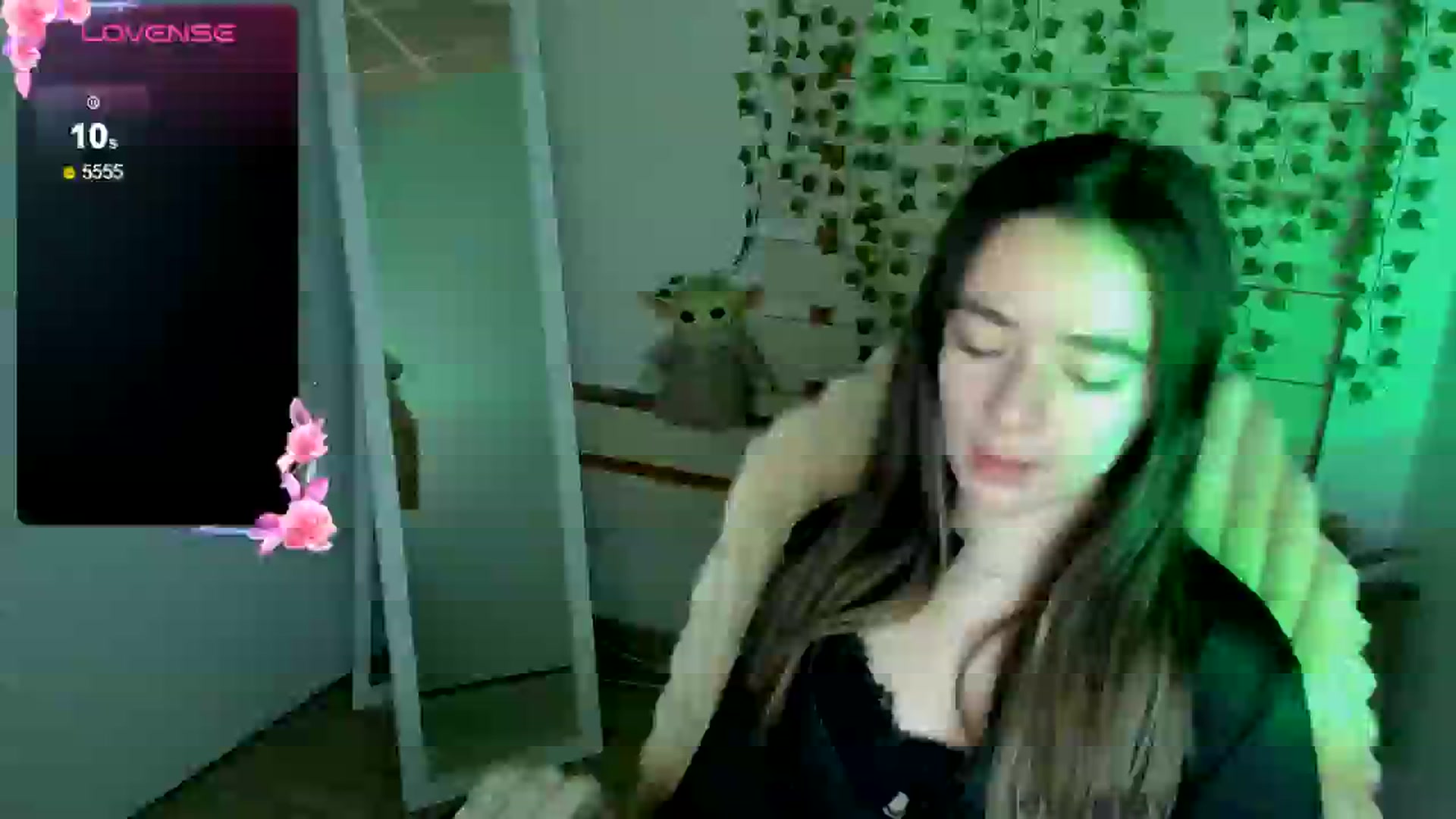 Gallery image thumbnail from KiraLove's myfreecams stream on, 04/12/2025, 11:16 image 15 of 20