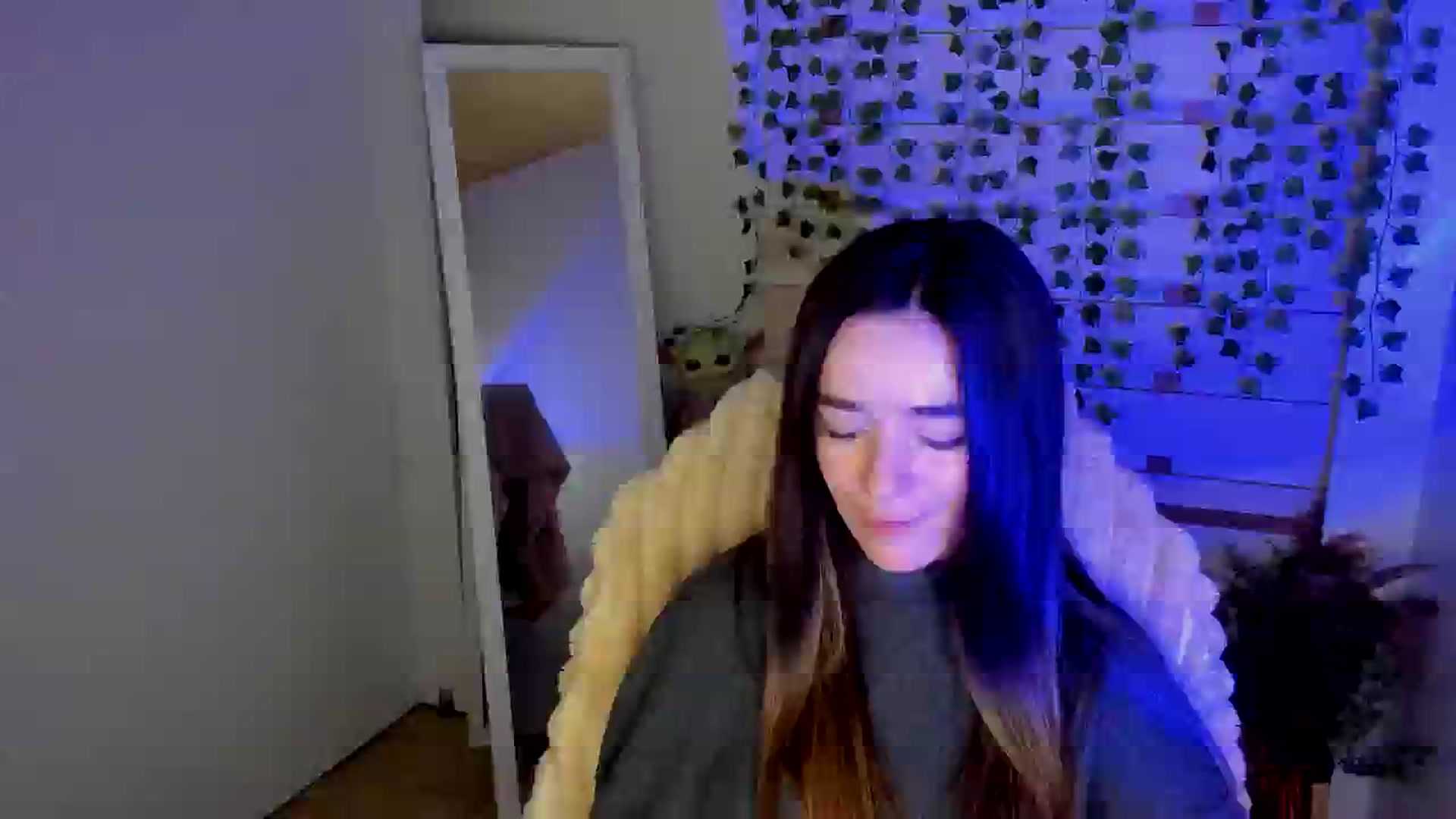 Gallery image thumbnail from KiraLove's myfreecams stream on, 04/13/2025, 09:46 image 10 of 20