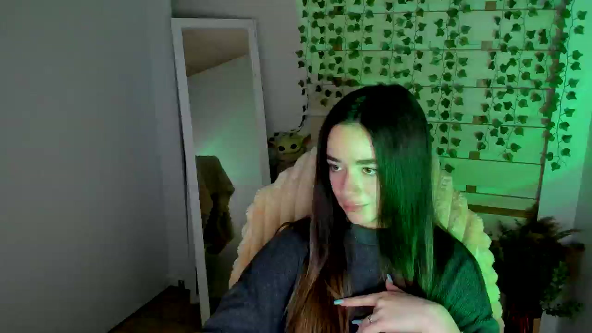 Gallery image thumbnail from KiraLove's myfreecams stream on, 04/13/2025, 09:46 image 16 of 20