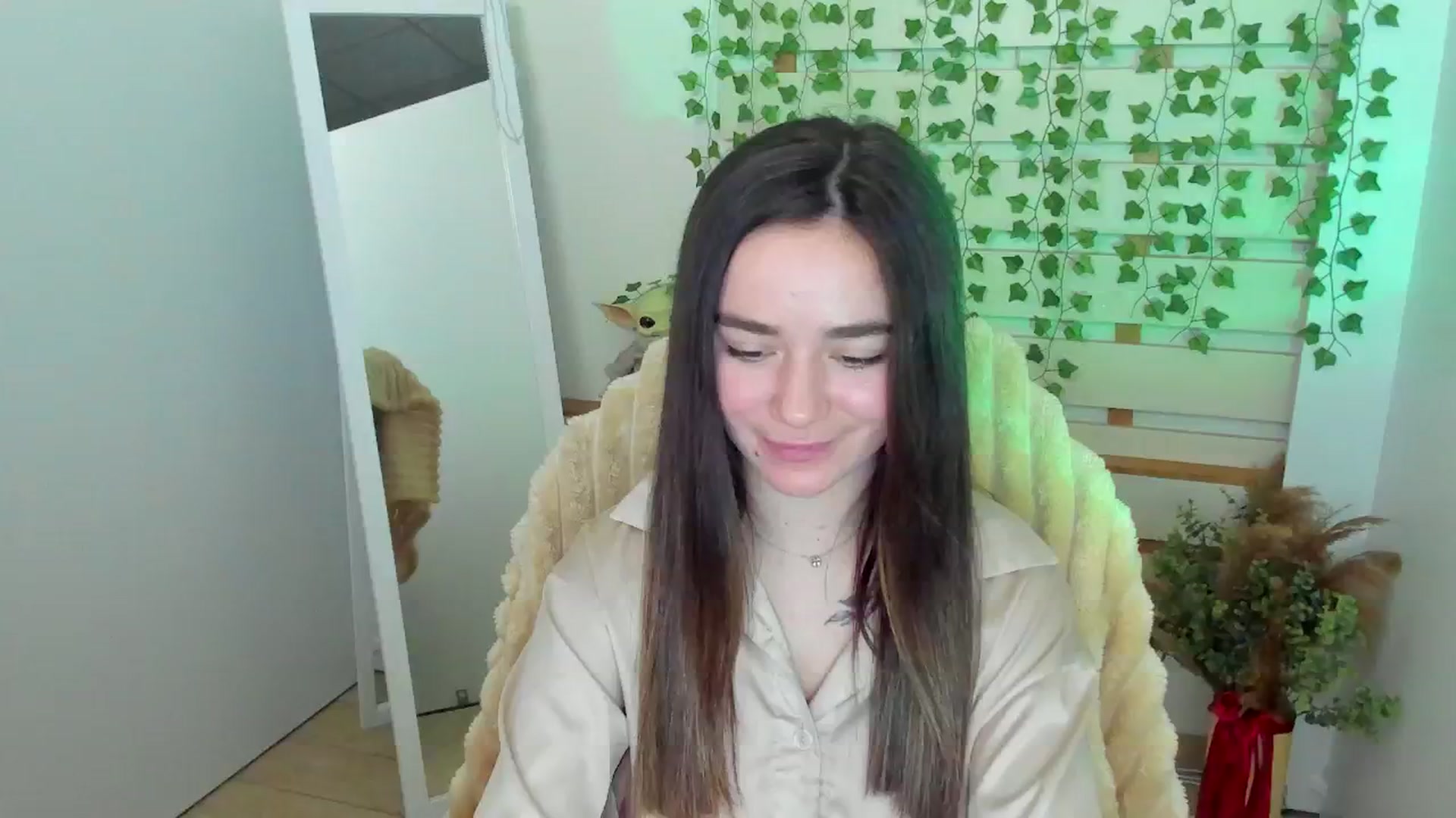 Gallery image thumbnail from KiraLove's myfreecams stream on, 04/18/2025, 13:22 image 17 of 20