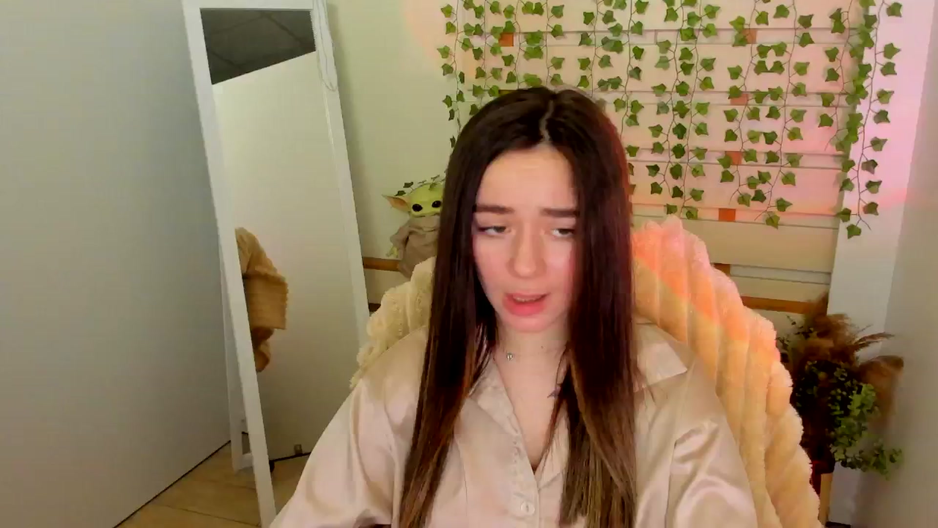 Gallery image thumbnail from KiraLove's myfreecams stream on, 04/18/2025, 13:22 image 6 of 20