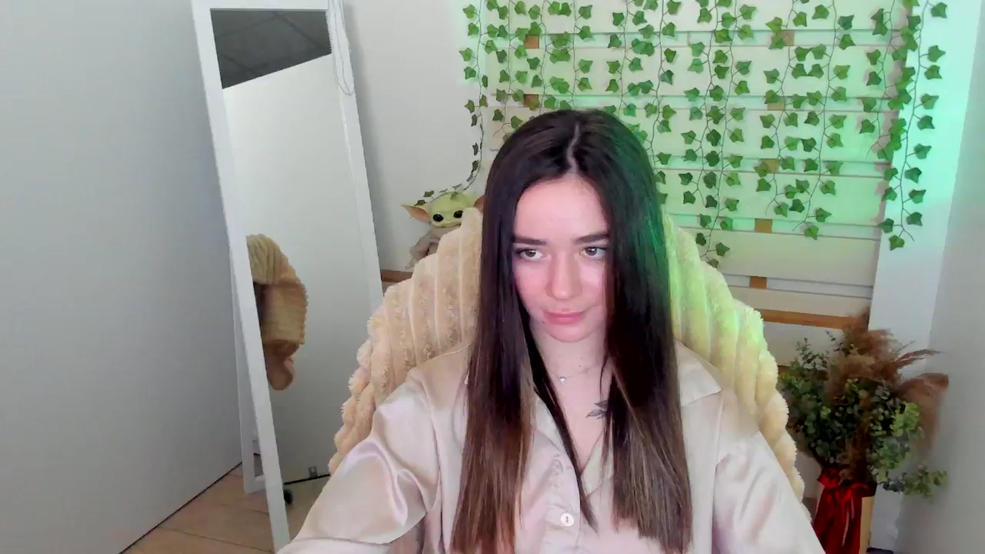 Gallery image thumbnail from KiraLove's myfreecams stream on, 04/18/2025, 13:22 image 12 of 20