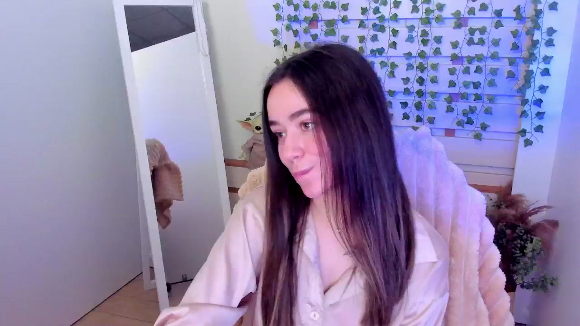 Gallery image thumbnail from KiraLove's myfreecams stream on, 04/18/2025, 13:22 image 3 of 20