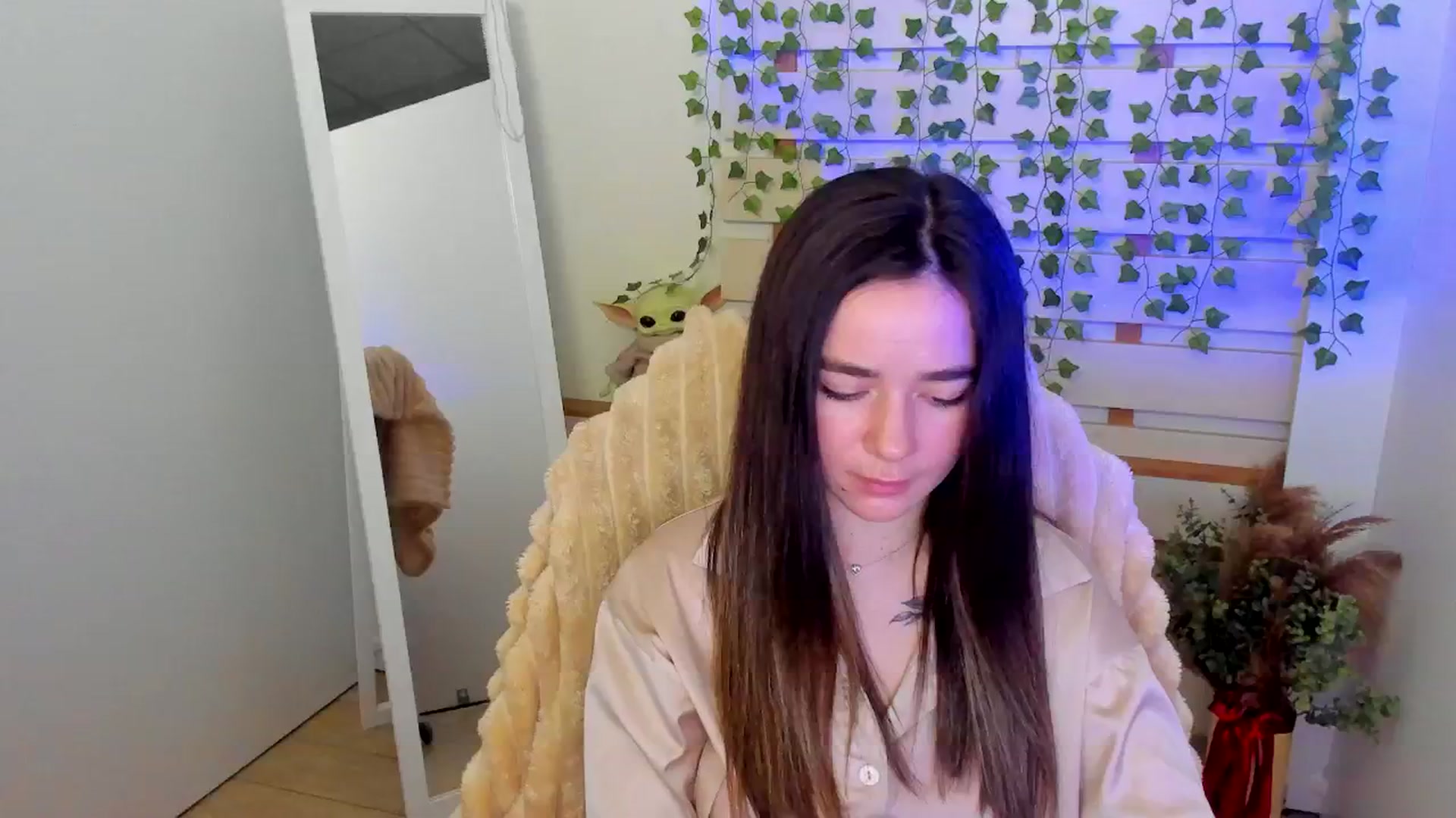 Gallery image thumbnail from KiraLove's myfreecams stream on, 04/18/2025, 13:22 image 11 of 20