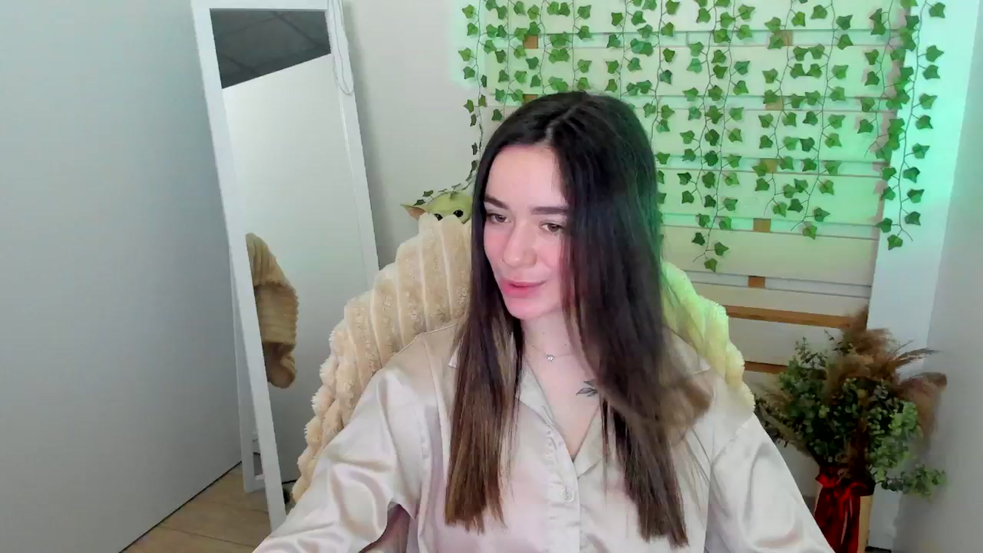 Gallery image thumbnail from KiraLove's myfreecams stream on, 04/18/2025, 13:22 image 8 of 20