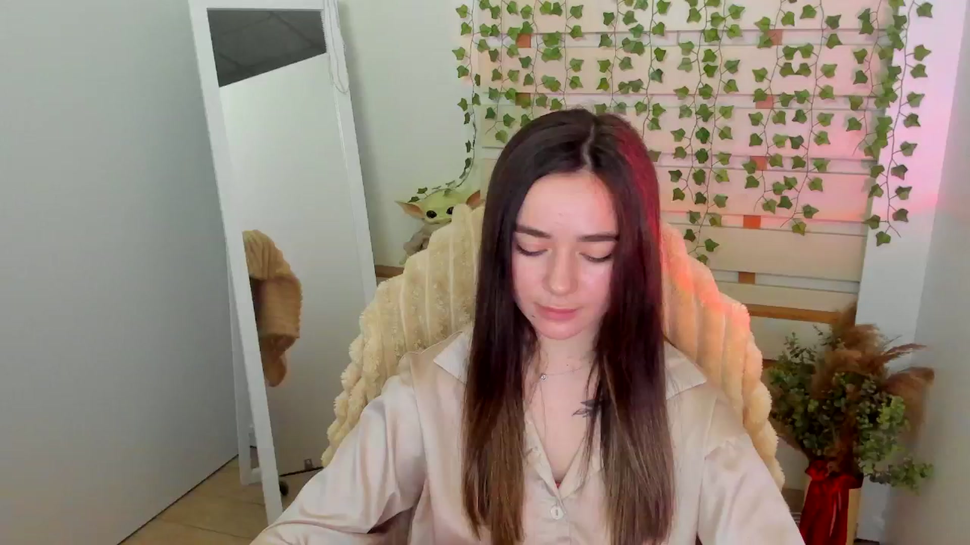 Gallery image thumbnail from KiraLove's myfreecams stream on, 04/18/2025, 13:22 image 14 of 20