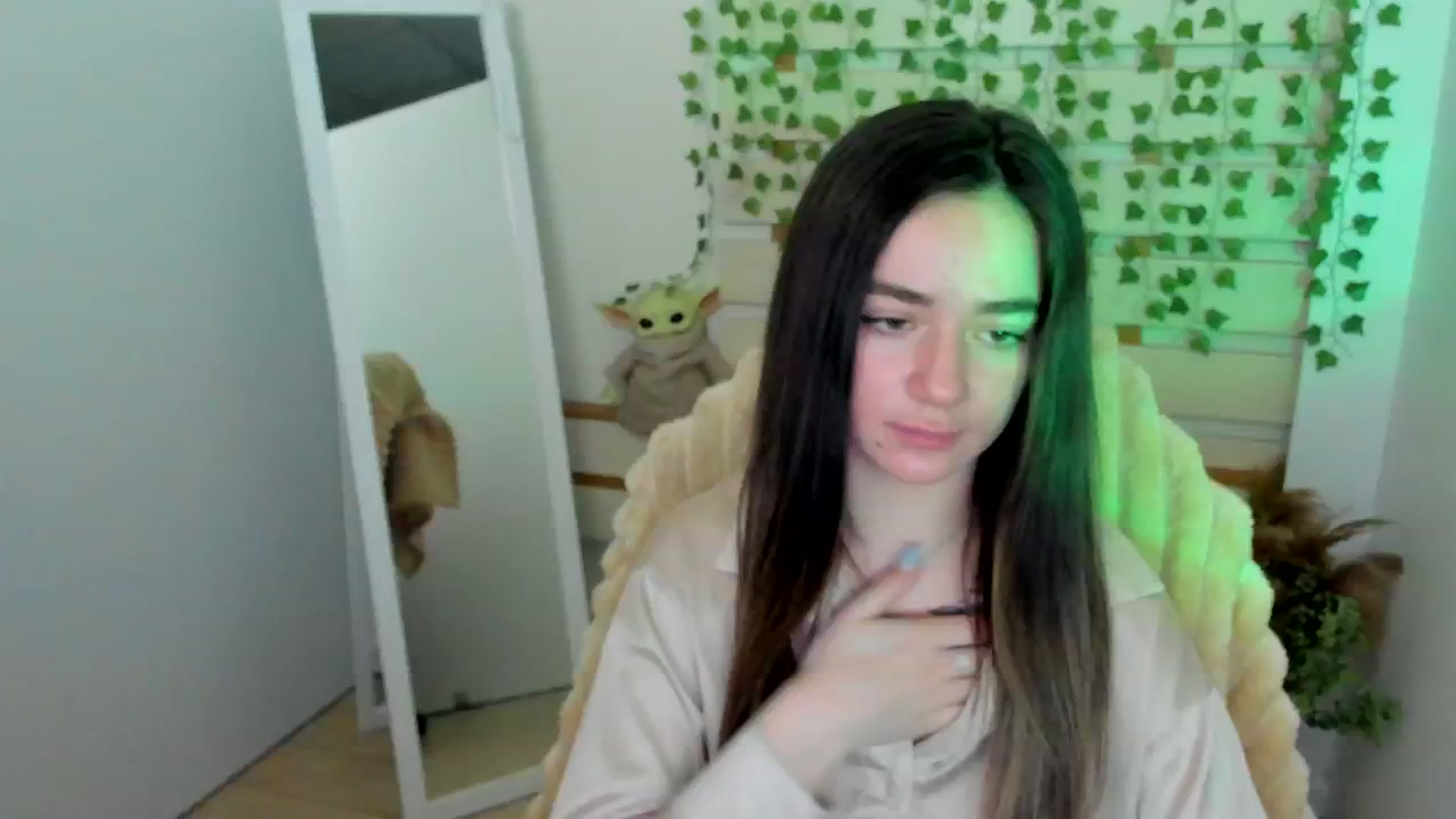 Gallery image thumbnail from KiraLove's myfreecams stream on, 04/18/2025, 13:22 image 4 of 20