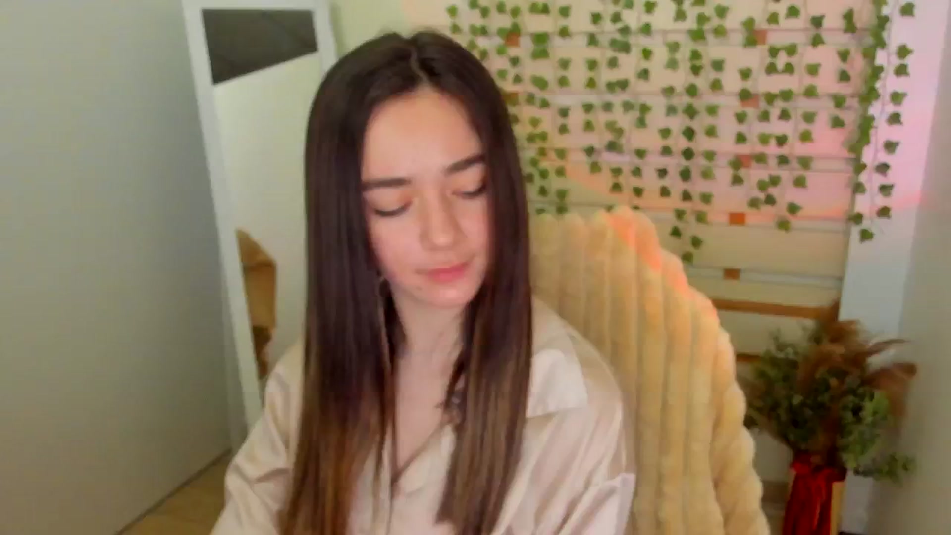 Gallery image thumbnail from KiraLove's myfreecams stream on, 04/18/2025, 13:22 image 19 of 20