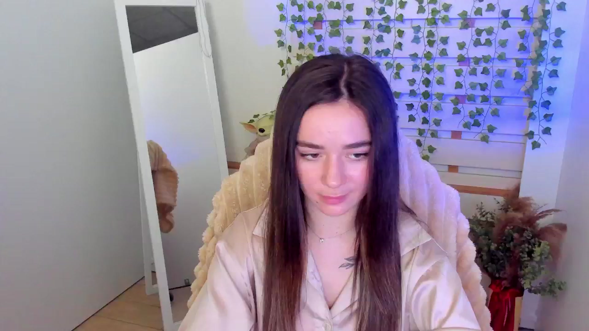 Gallery image thumbnail from KiraLove's myfreecams stream on, 04/18/2025, 13:22 image 7 of 20