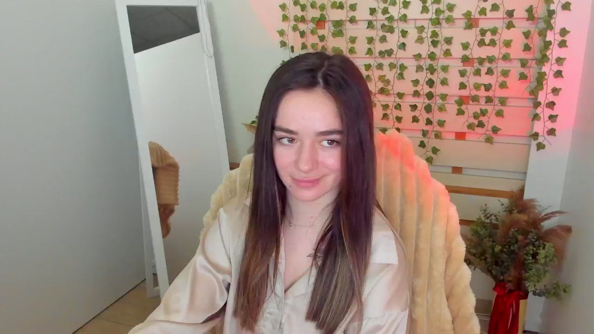 Gallery image thumbnail from KiraLove's myfreecams stream on, 04/18/2025, 13:22 image 18 of 20
