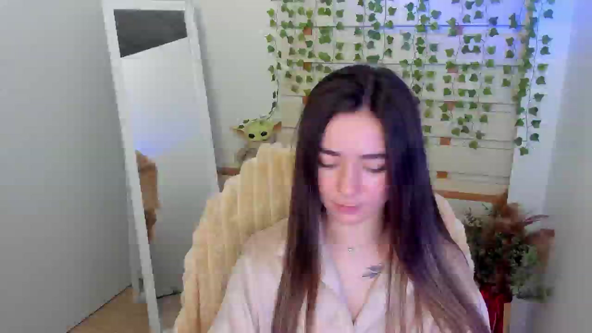 Gallery image thumbnail from KiraLove's myfreecams stream on, 04/18/2025, 15:32 image 12 of 20