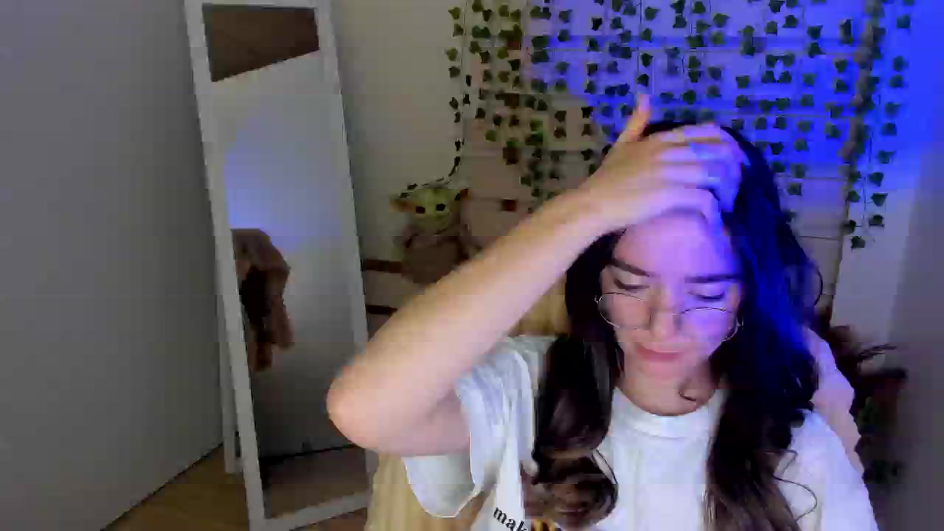 Gallery image thumbnail from KiraLove's myfreecams stream on, 04/24/2025, 10:04 image 15 of 20