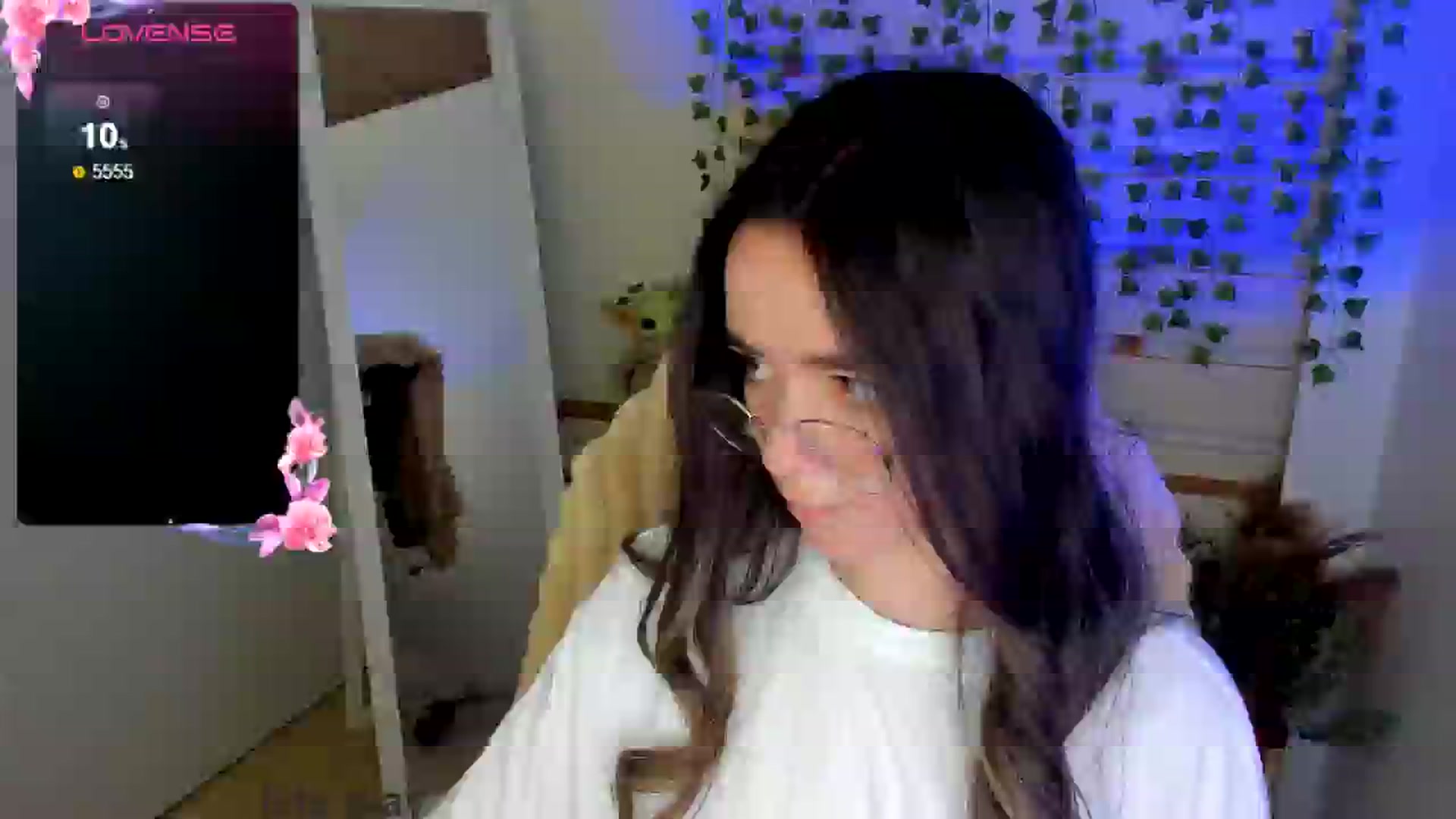Gallery image thumbnail from KiraLove's myfreecams stream on, 04/24/2025, 11:49 image 16 of 20