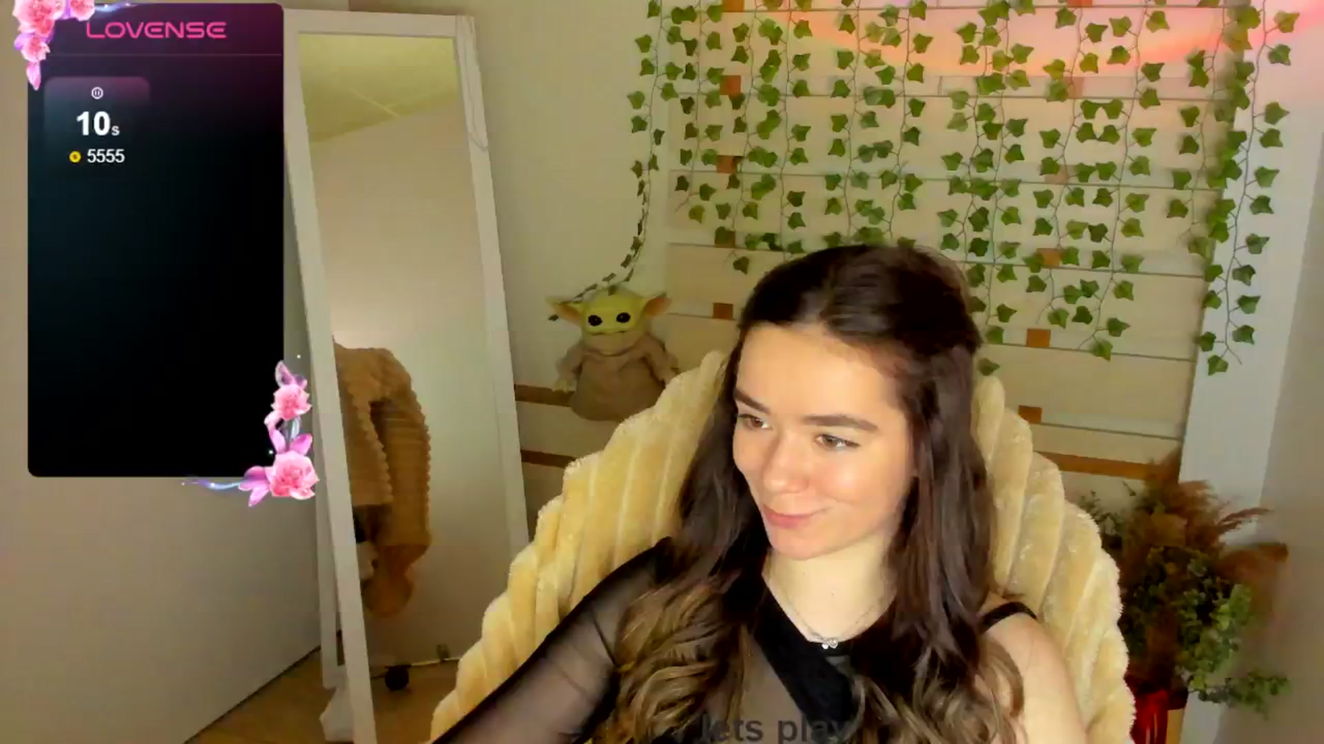 Gallery image thumbnail from KiraLove's myfreecams stream on, 05/03/2025, 10:22 image 17 of 20
