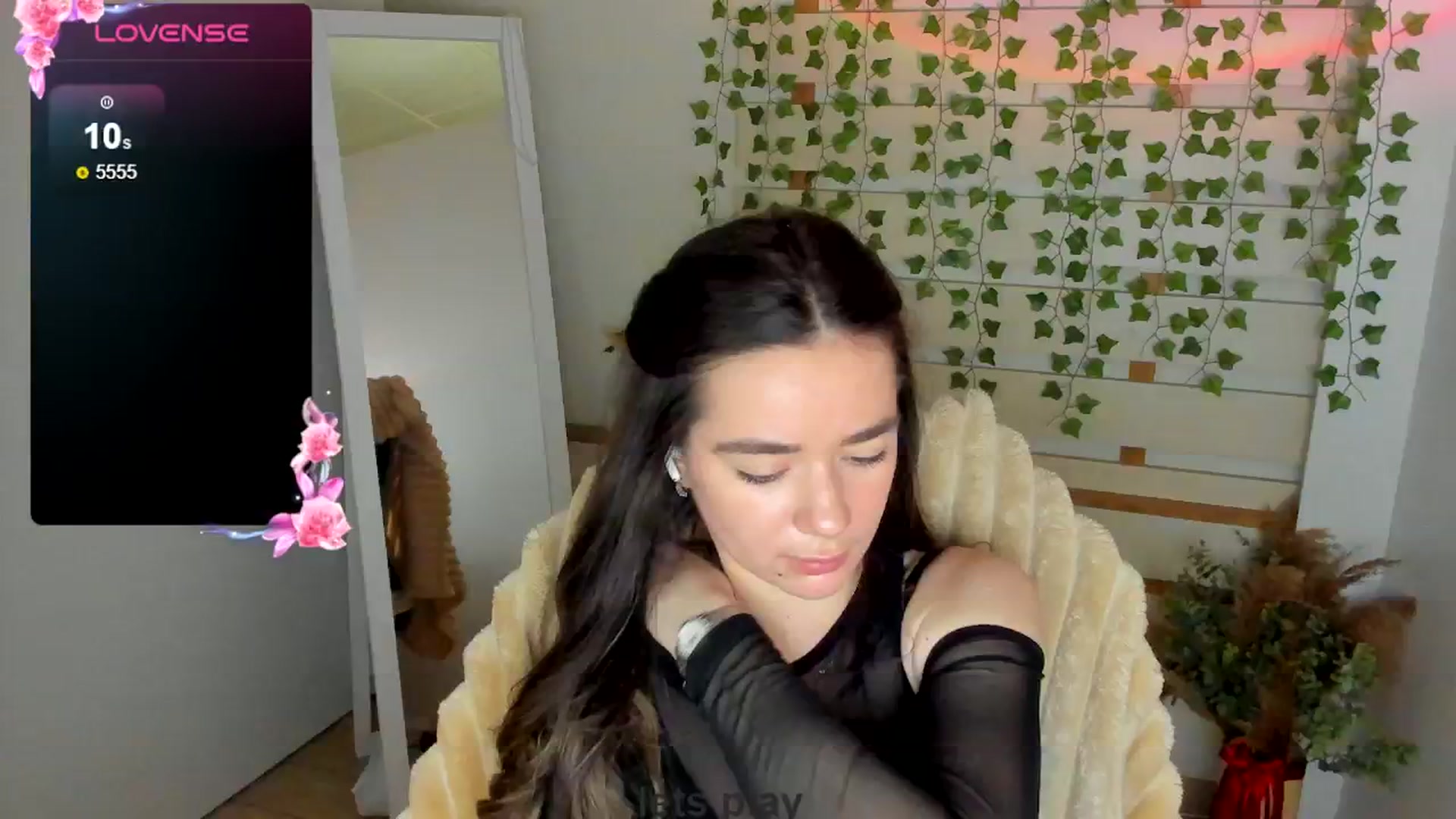 Gallery image thumbnail from KiraLove's myfreecams stream on, 05/03/2025, 10:22 image 11 of 20