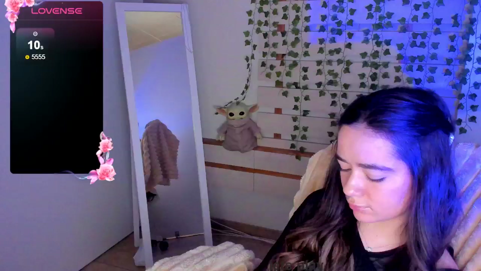 Gallery image thumbnail from KiraLove's myfreecams stream on, 05/03/2025, 11:25 image 20 of 20