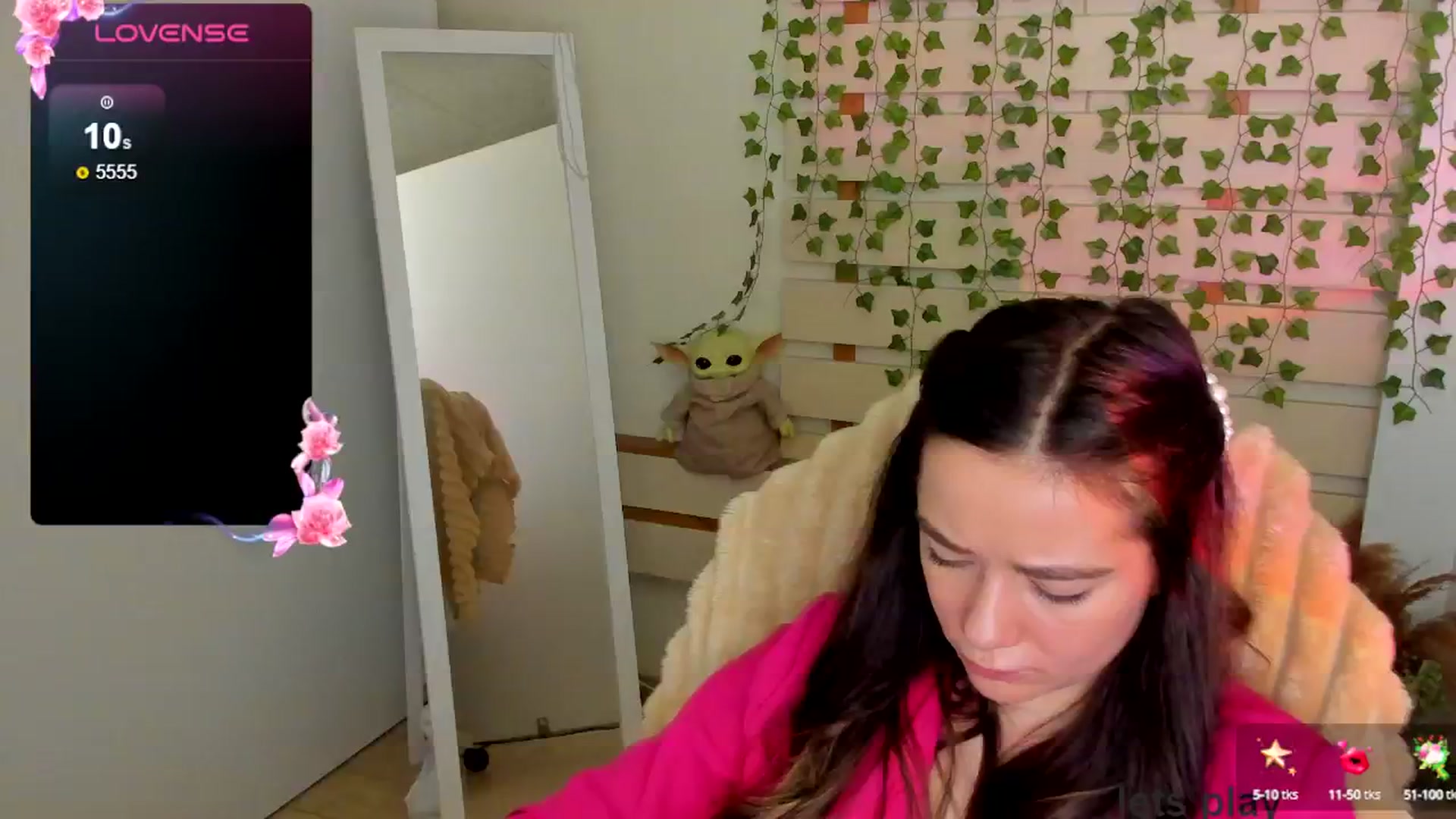 Gallery image thumbnail from KiraLove's myfreecams stream on, 05/04/2025, 11:22 image 18 of 20